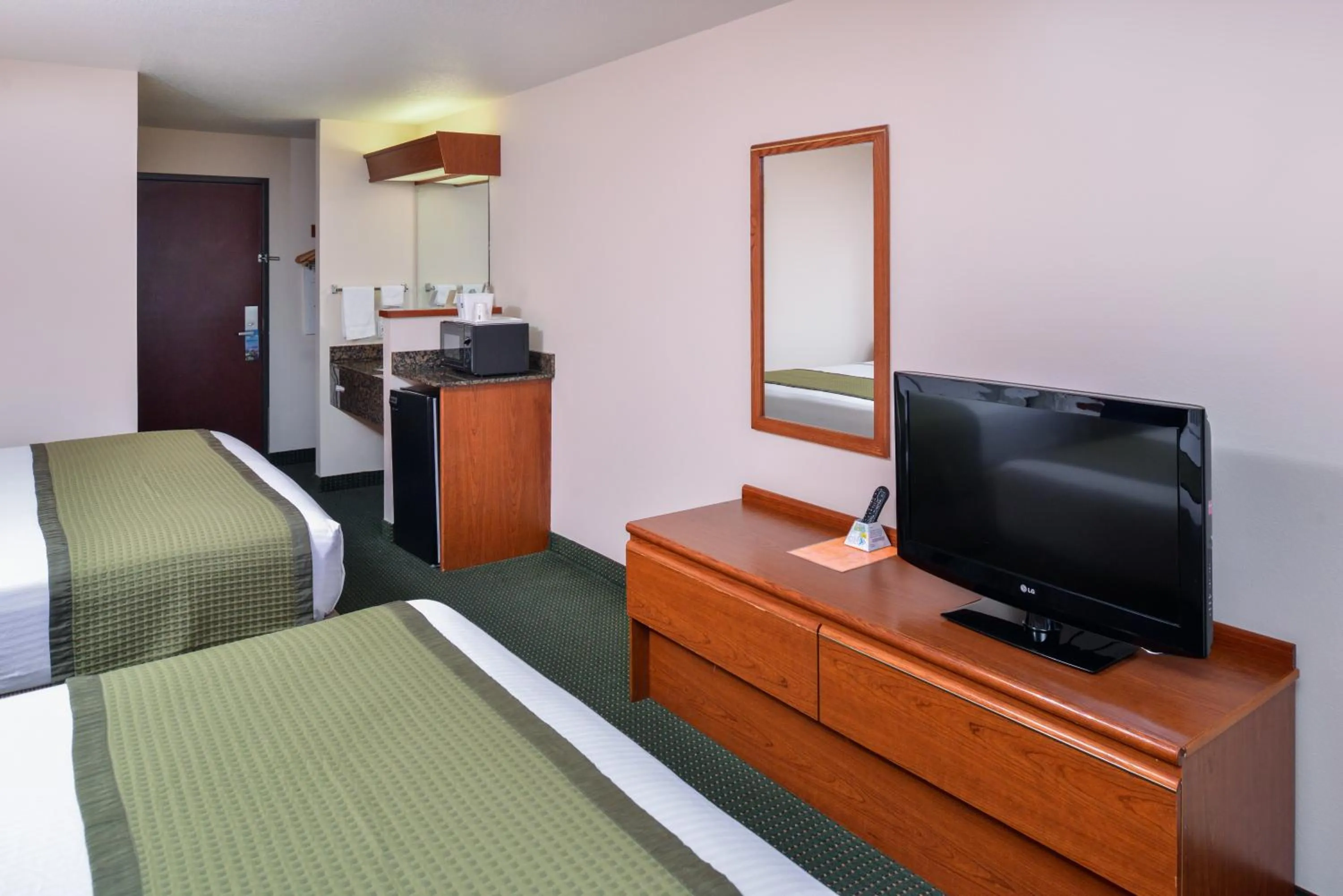 Deluxe Queen Room with Two Queen Beds - Pet Friendly in Travelodge by Wyndham, Newberg