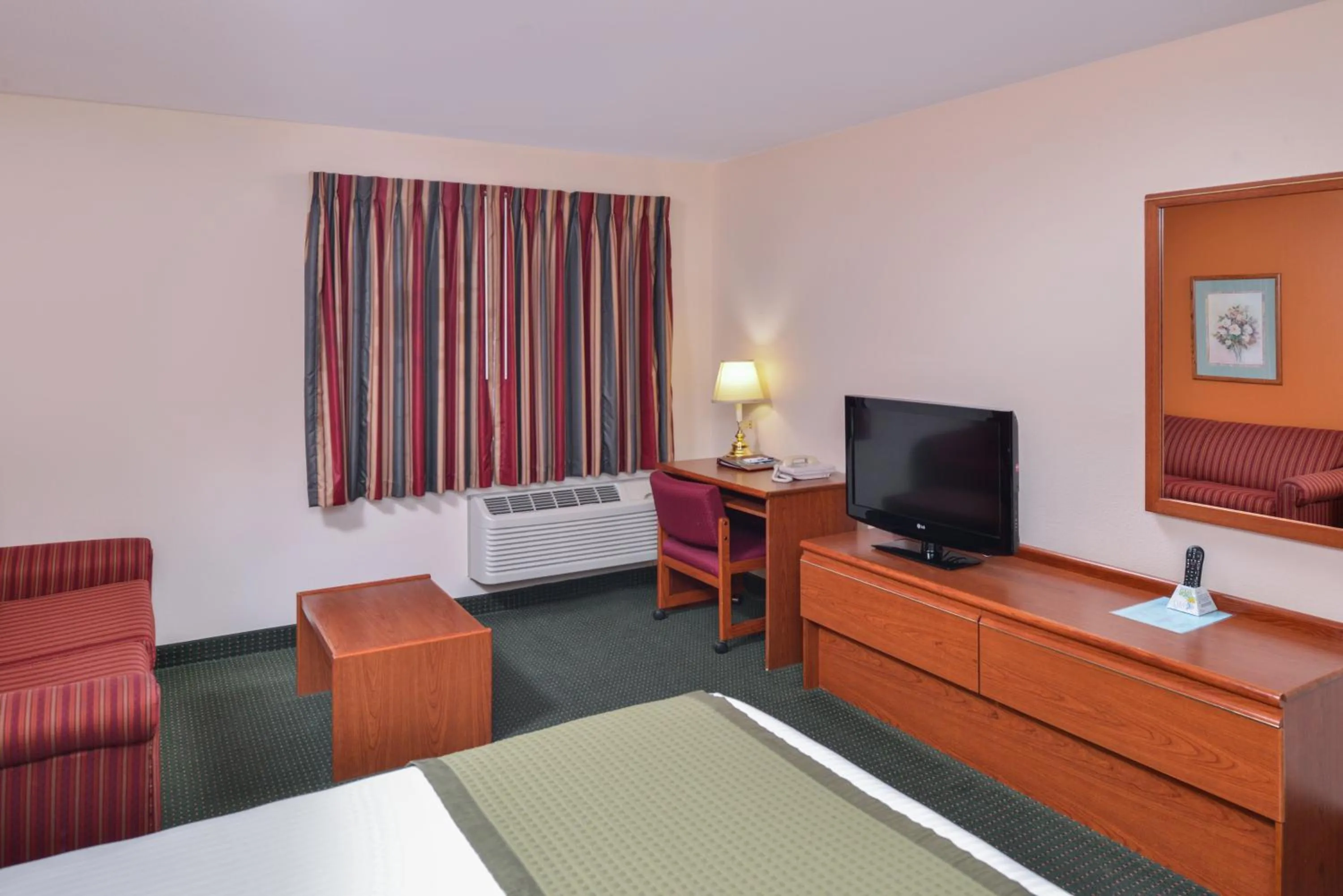 Queen Room - Non-Smoking in Travelodge by Wyndham, Newberg