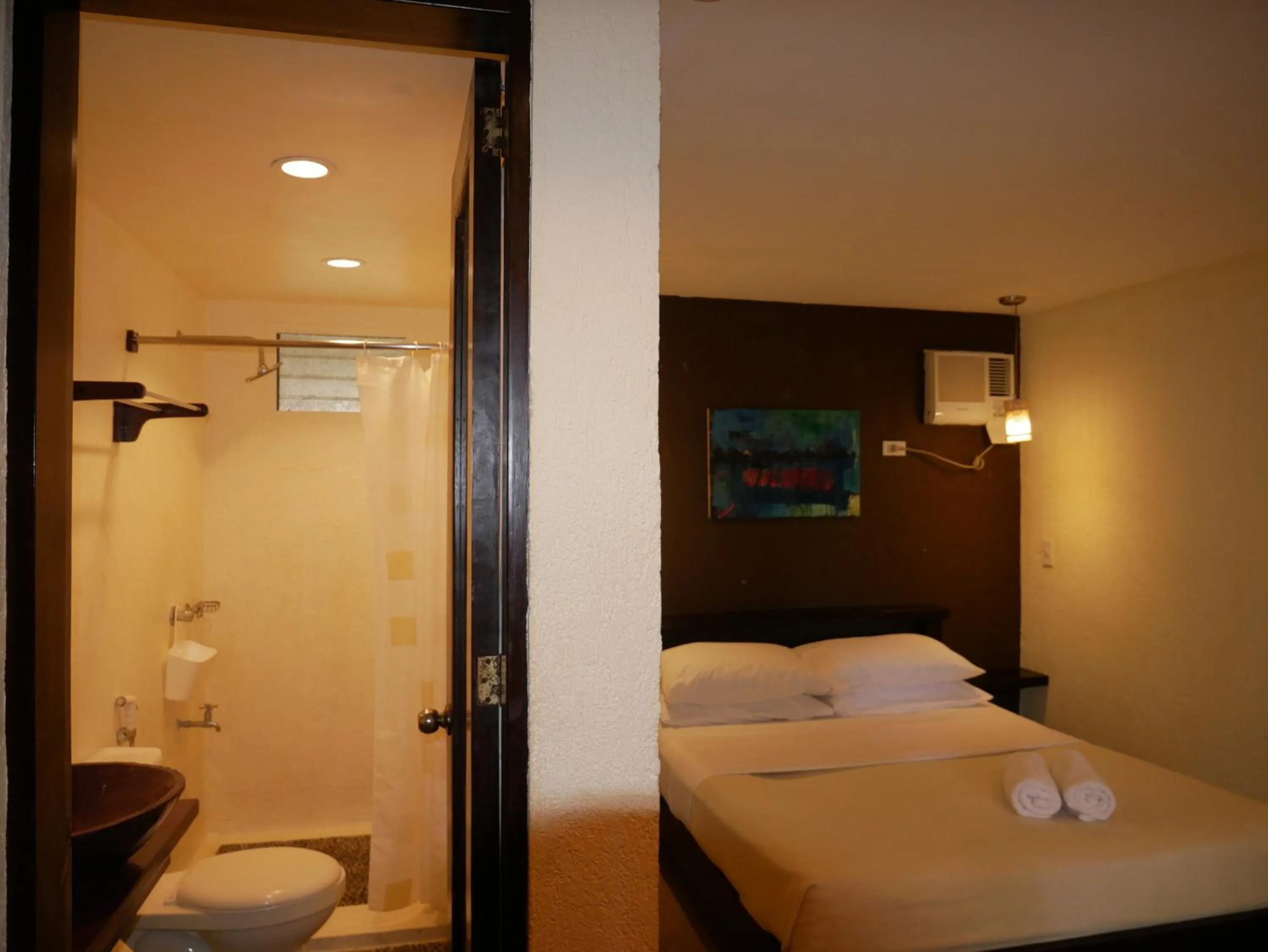 Cottage Queen - single occupancy in Lazy Dog Bed & Breakfast