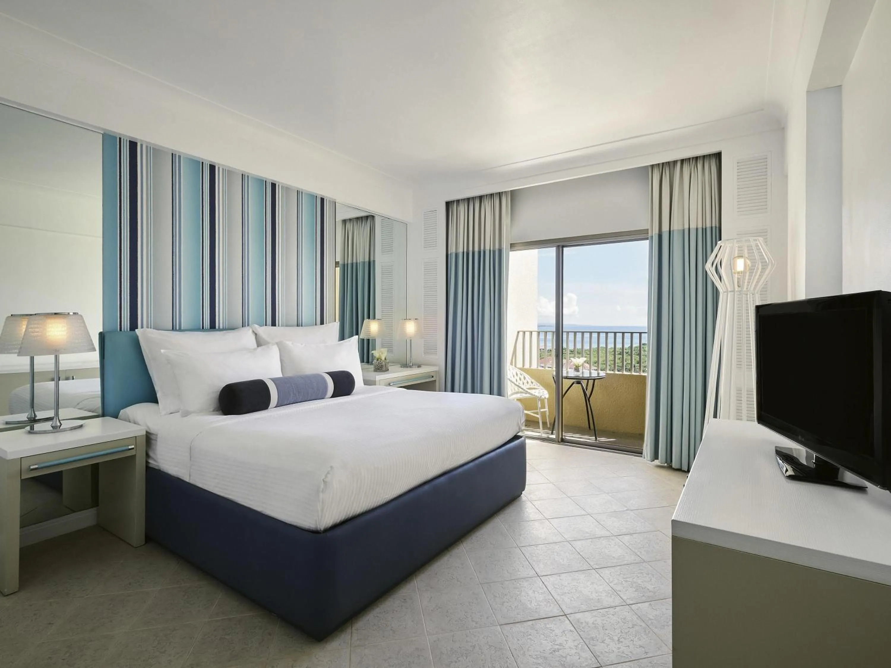 Deluxe King Room with Sea View in Mövenpick Hotel Mactan Island Cebu