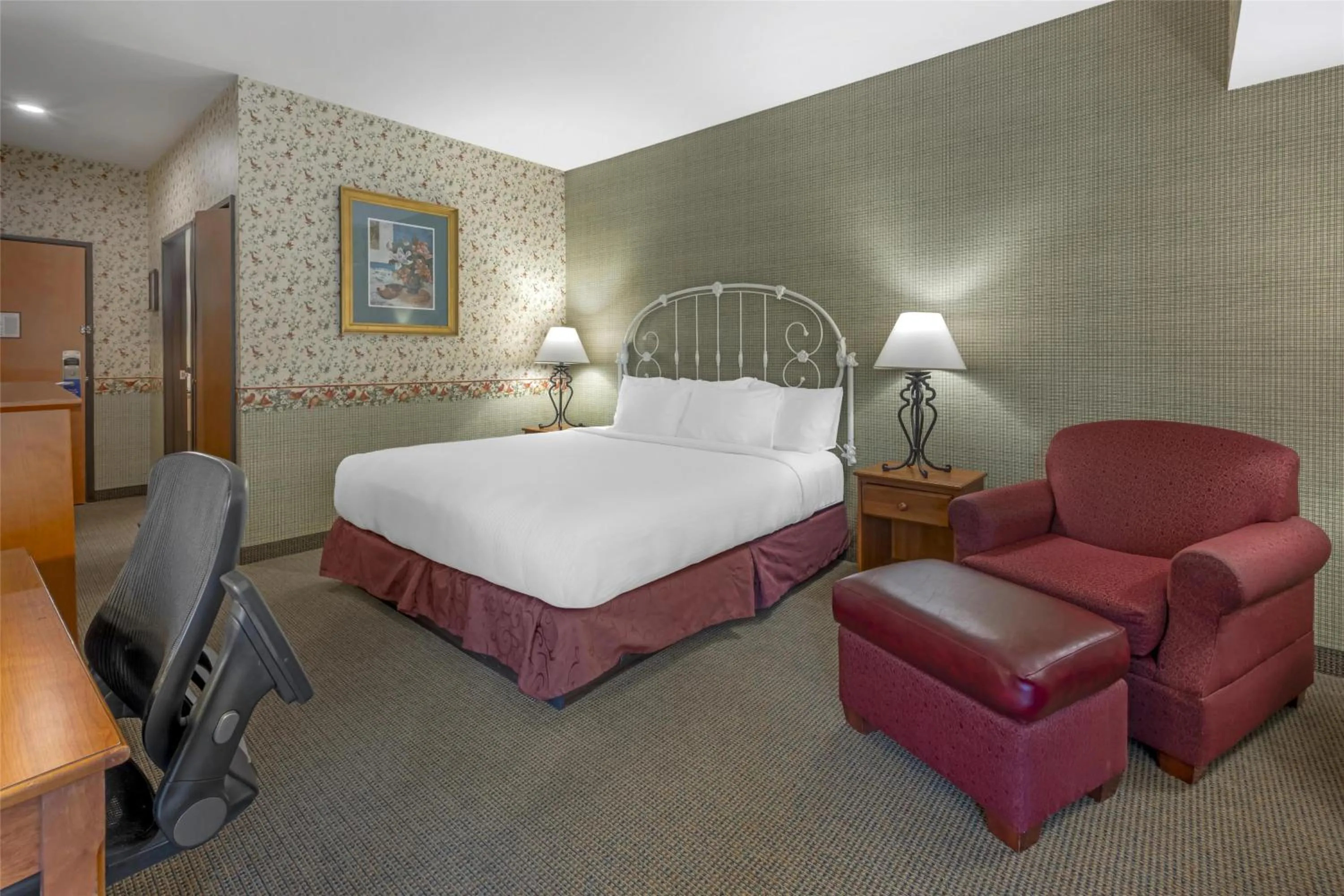 King Suite with Hot Tub - Non-Smoking in Best Western Bronco Inn