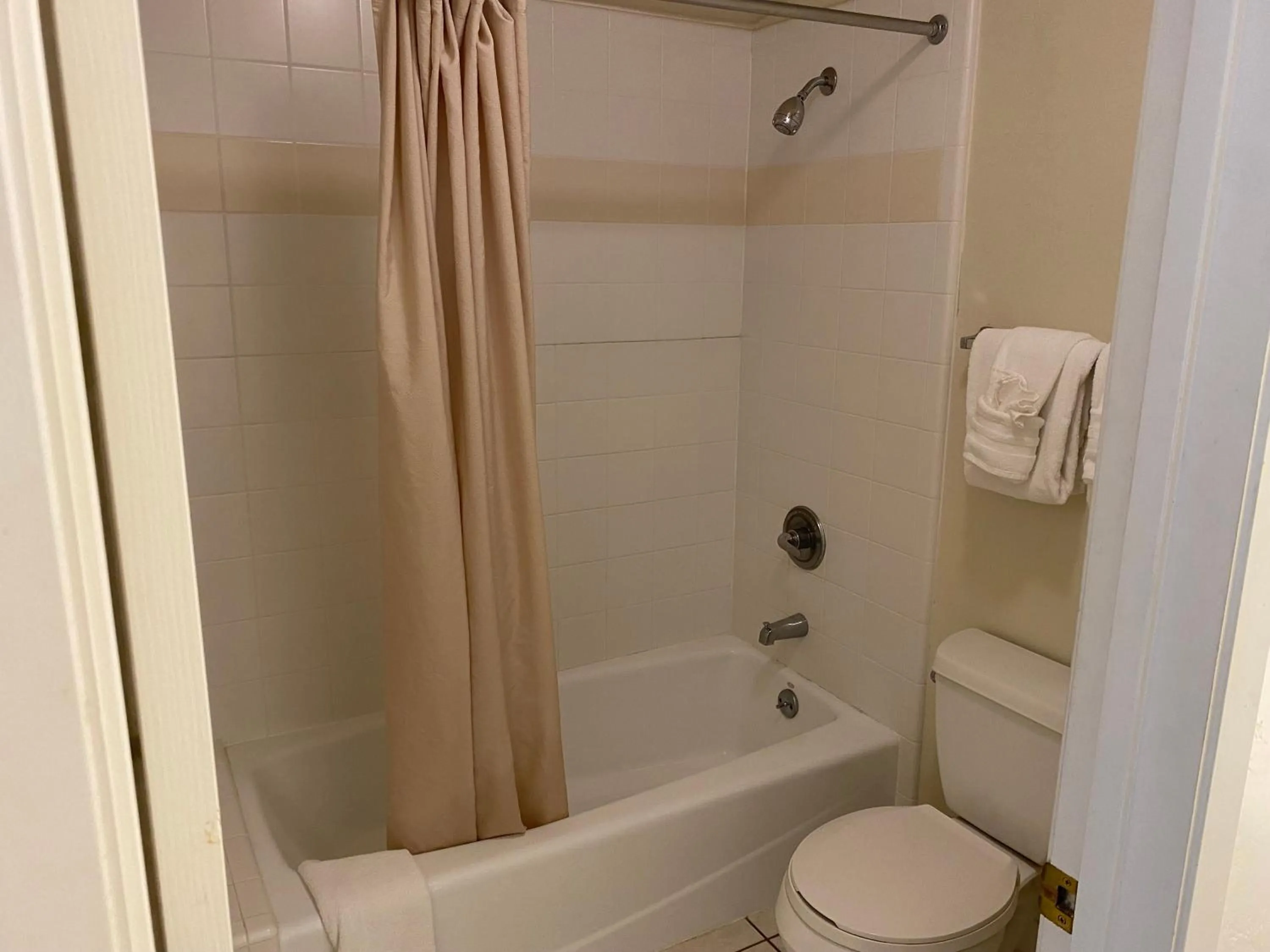 Two Bedroom Cottage Queen with Kitchenette in Bide-A-Wee Inn and Cottages