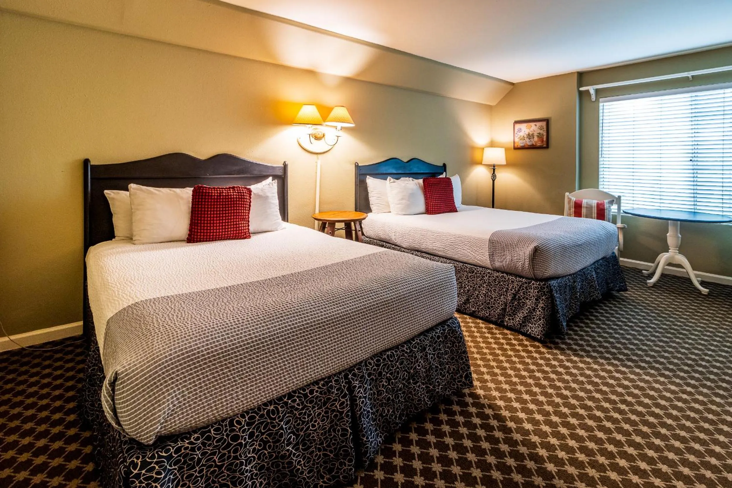 Queen Room with Two Queen Beds in Cambria Pines Lodge