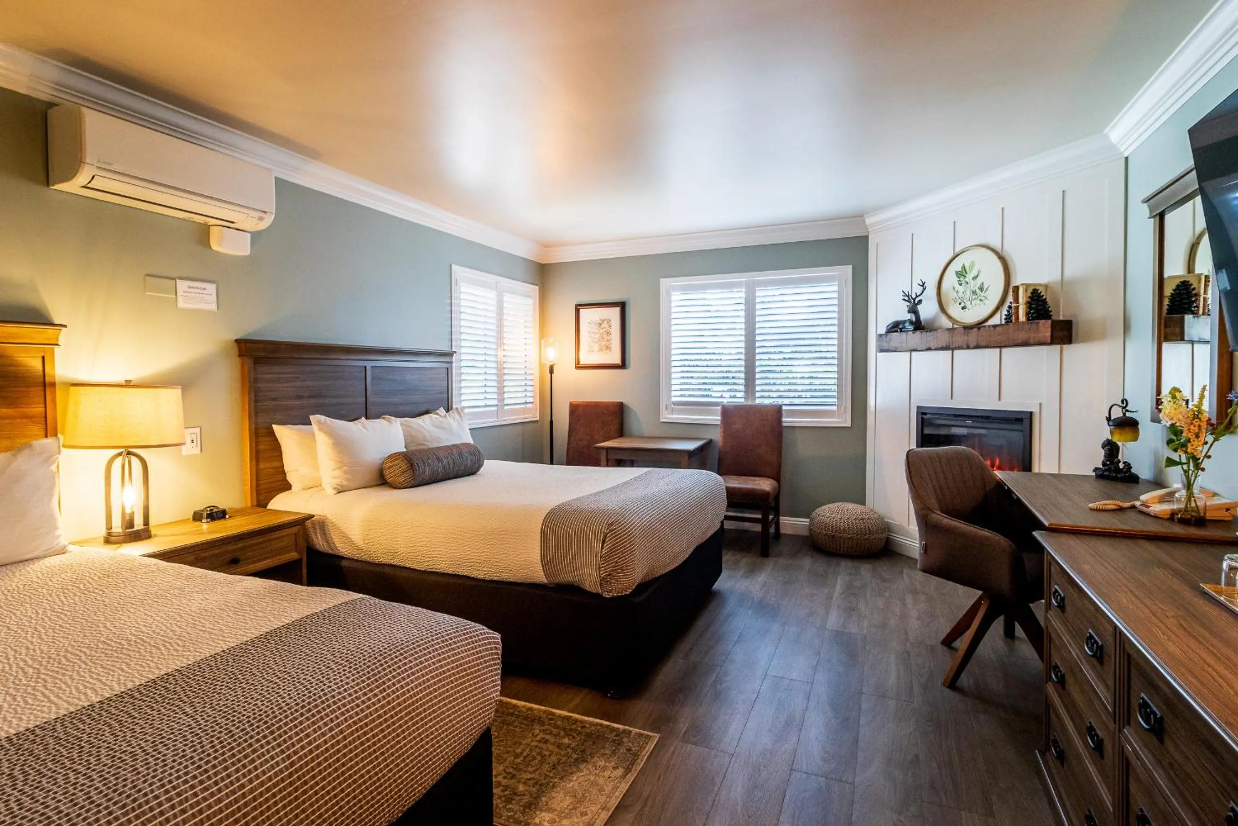 Deluxe Queen Room in Cambria Pines Lodge