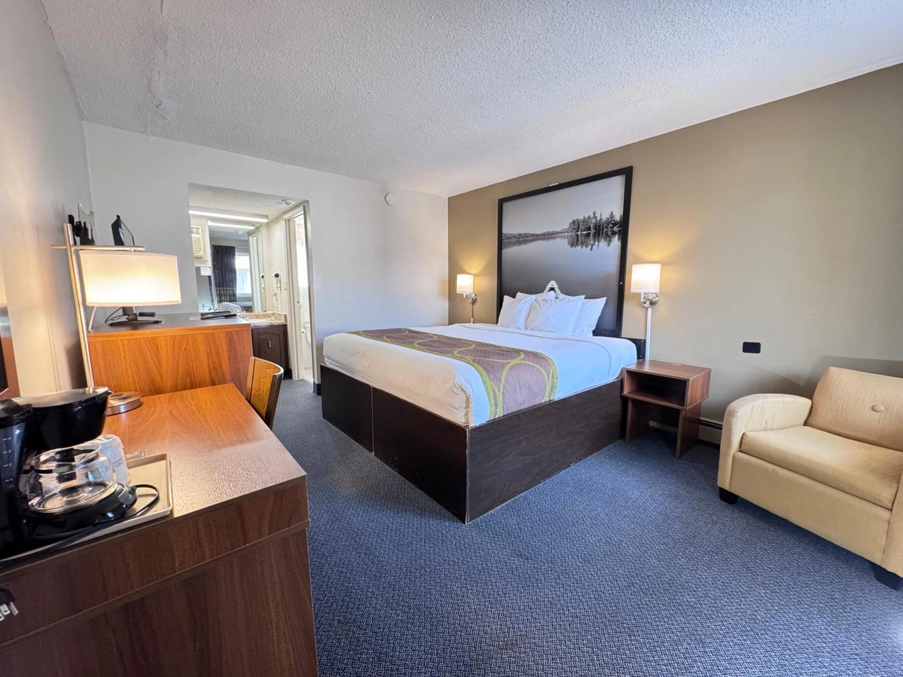 King Studio - Non-Smoking in Super 8 by Wyndham Guelph