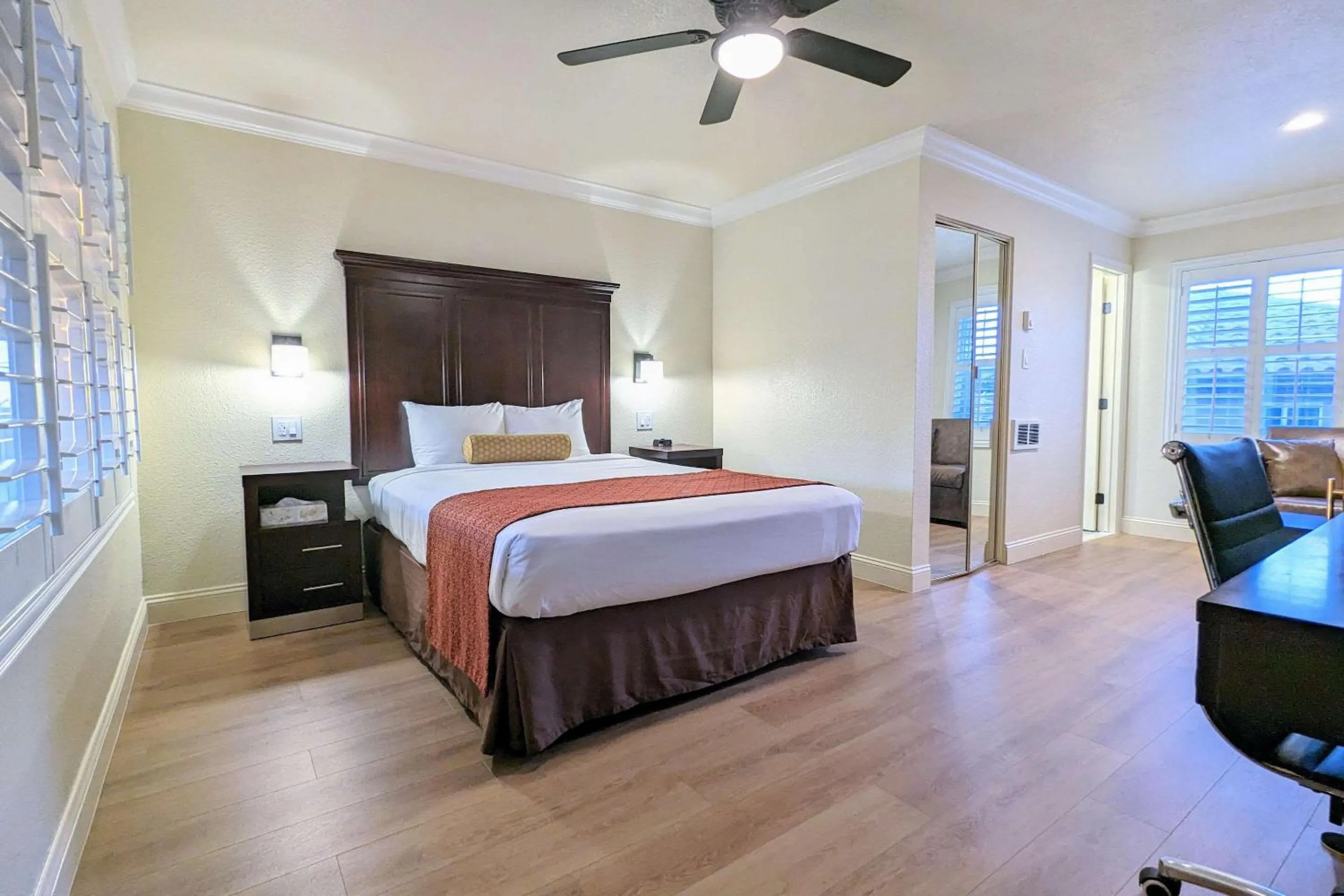 Queen Suite with Sofa Bed - Non-Smoking in Clarion Collection Wilkie's Inn Pacific Grove - Monterey