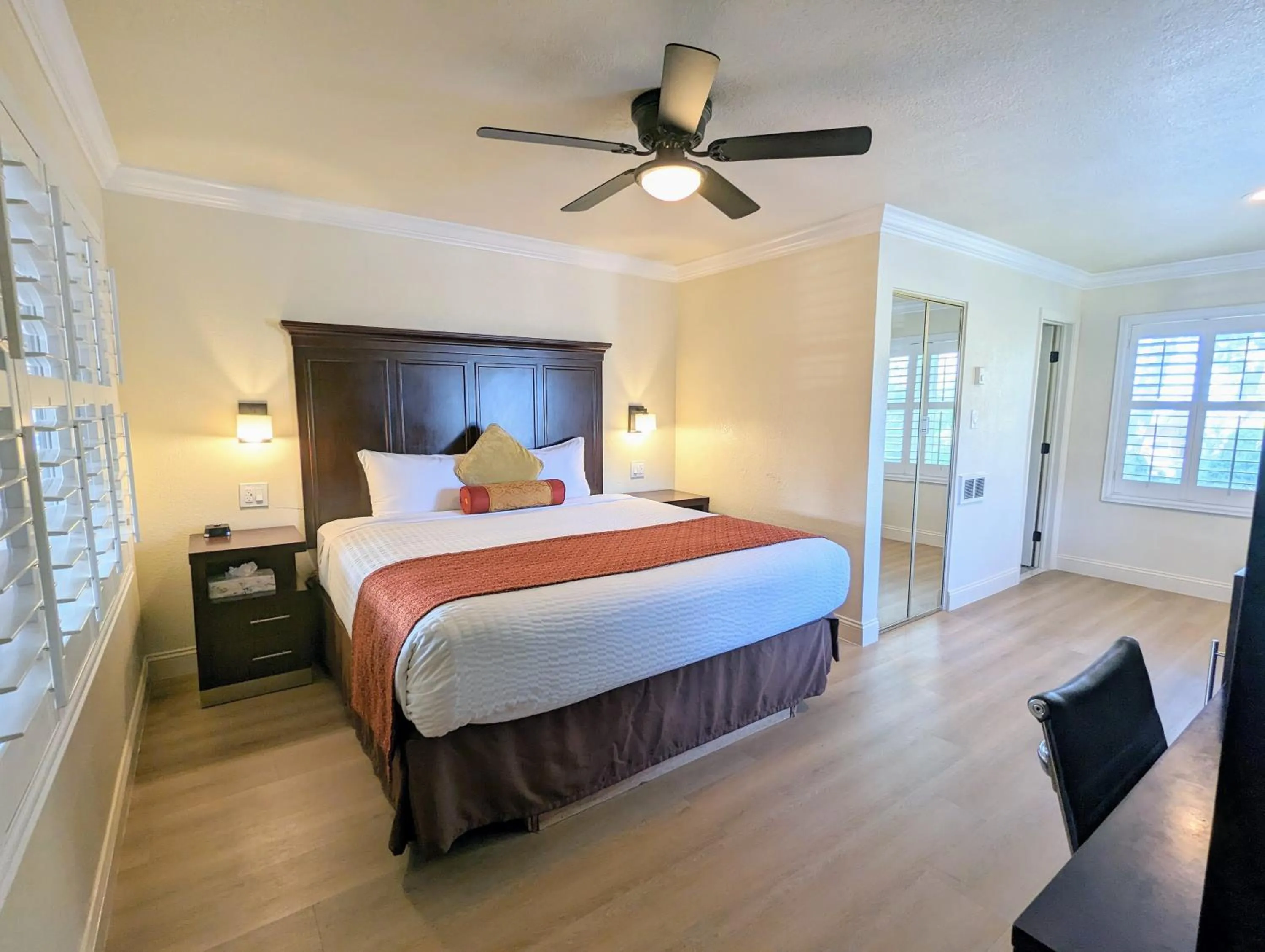 King Room in Clarion Collection Wilkie's Inn Pacific Grove - Monterey