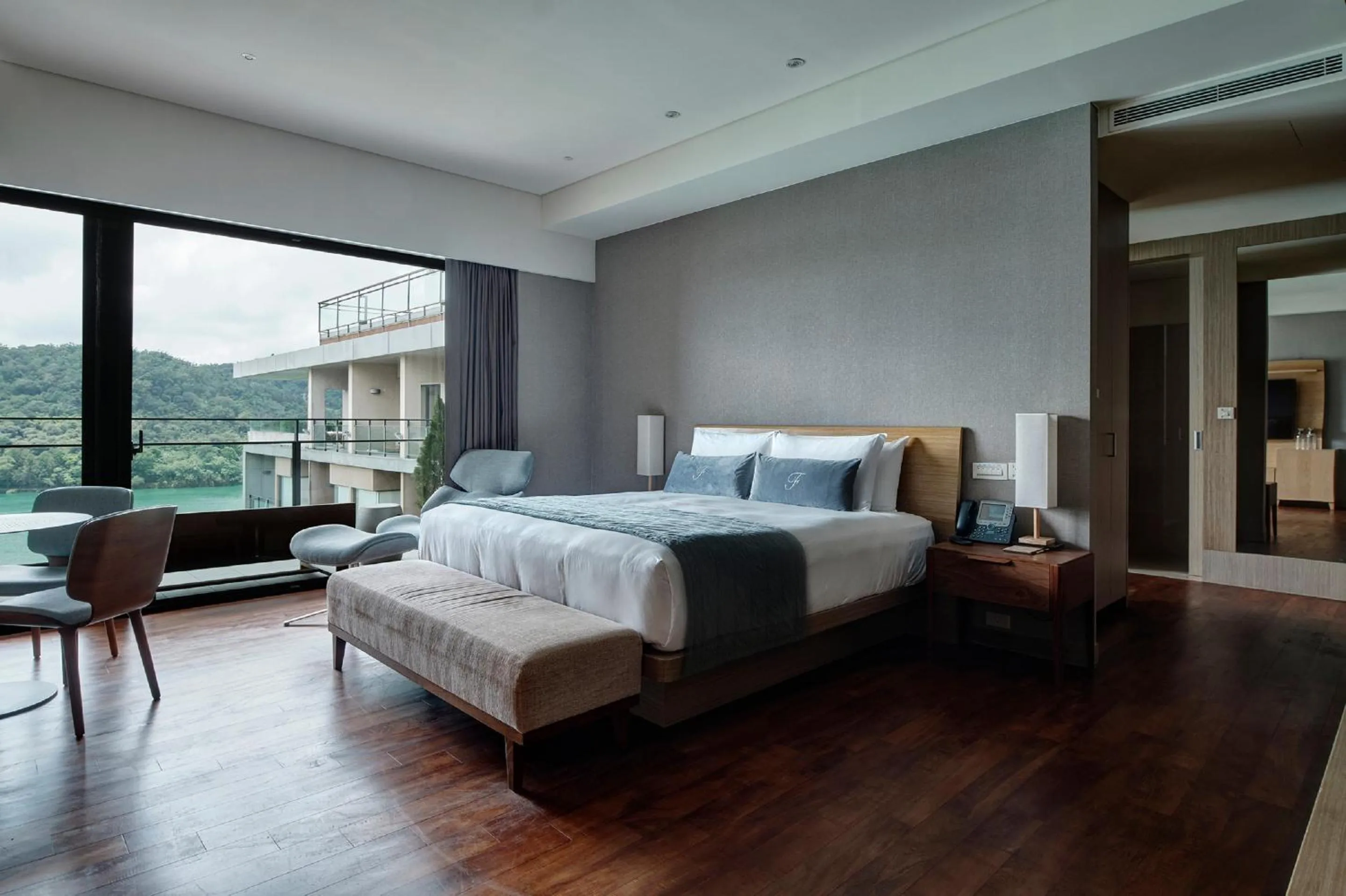 Suite with Lake View in Fleur de Chine Hotel