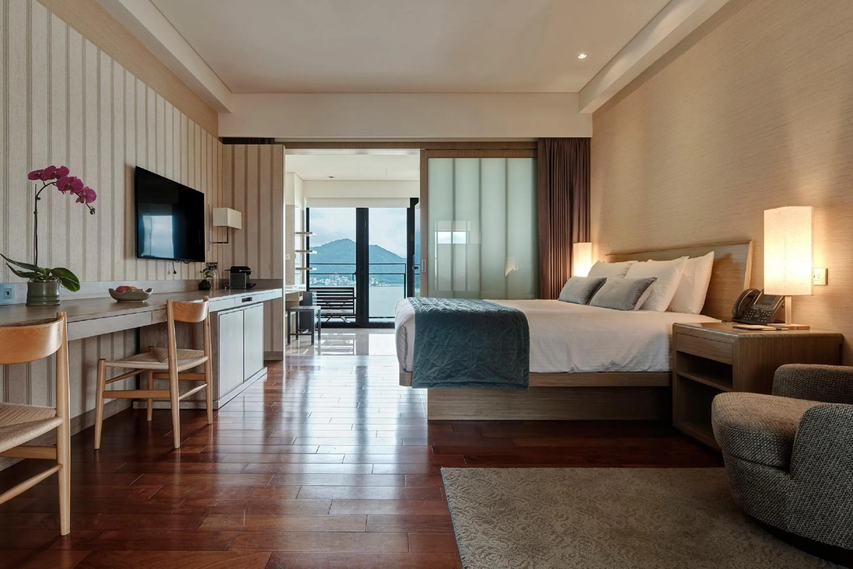 Premier King Lake View in Fleur de Chine Hotel