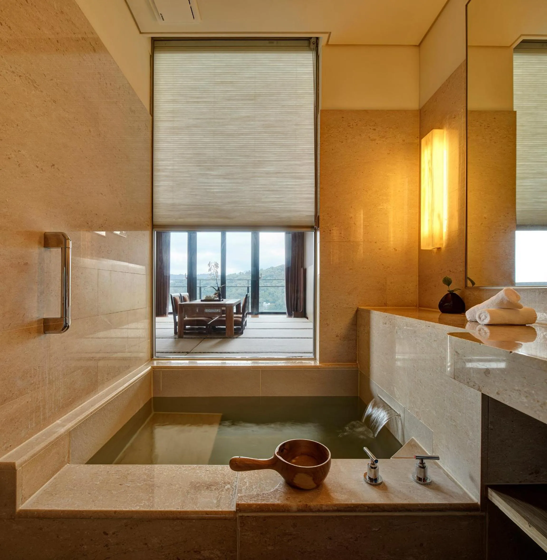 Deluxe Japanese Style mountain and lake View Room in Fleur de Chine Hotel