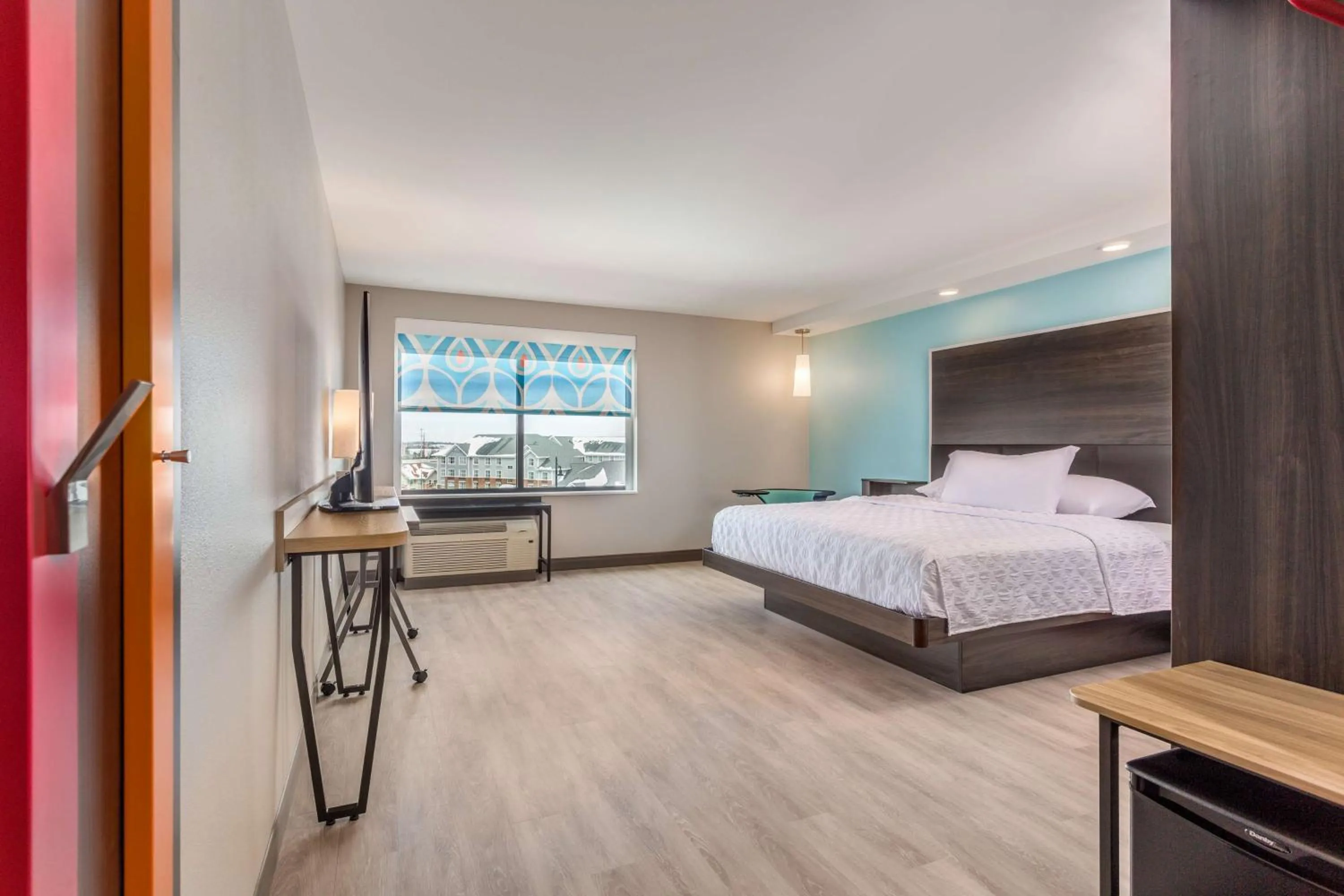 King Room with Accessible Tub - Mobility Access in Tru By Hilton Madison West