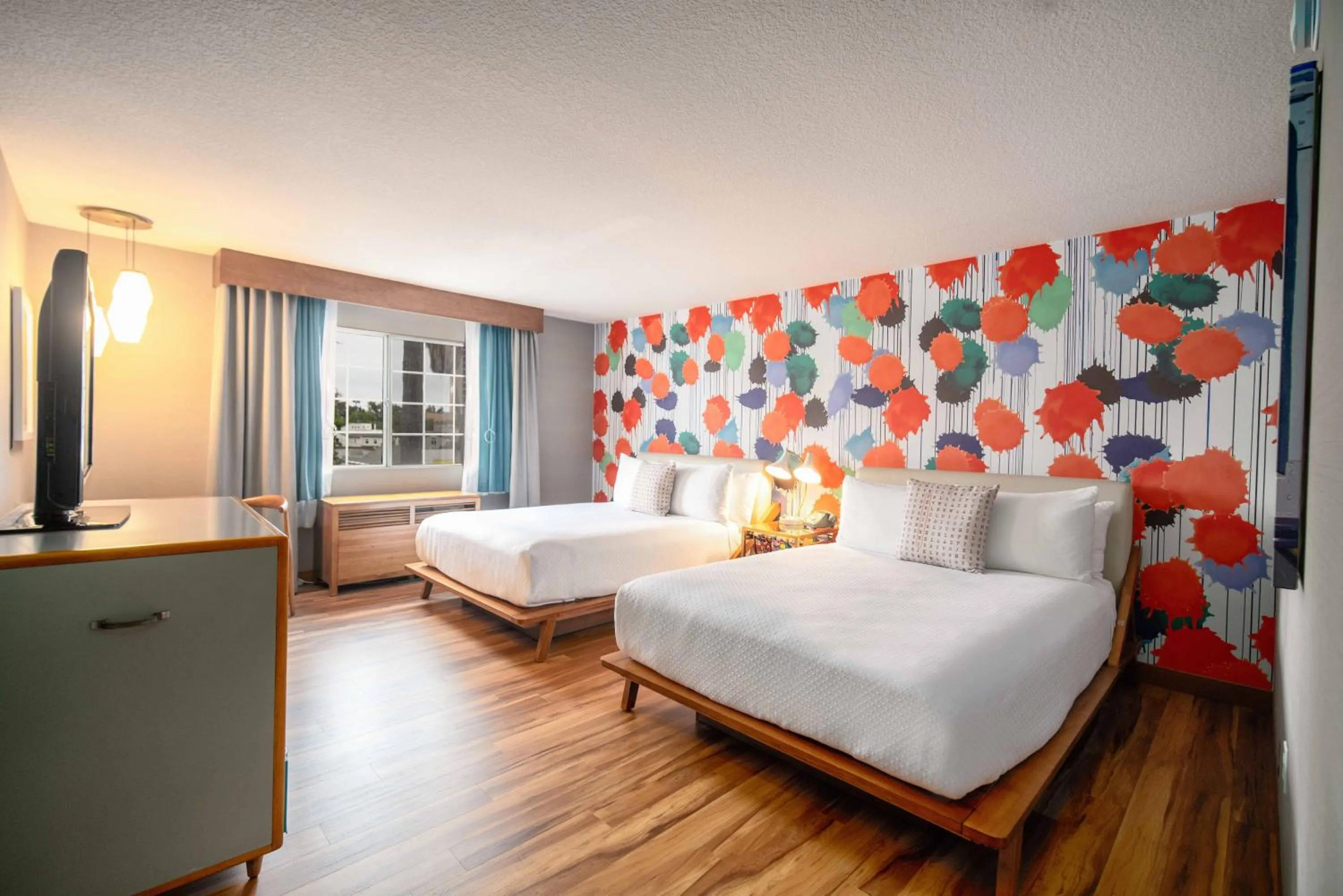 Queen Room with Two Queen Beds - Disability Access in The Kinney - Venice Beach