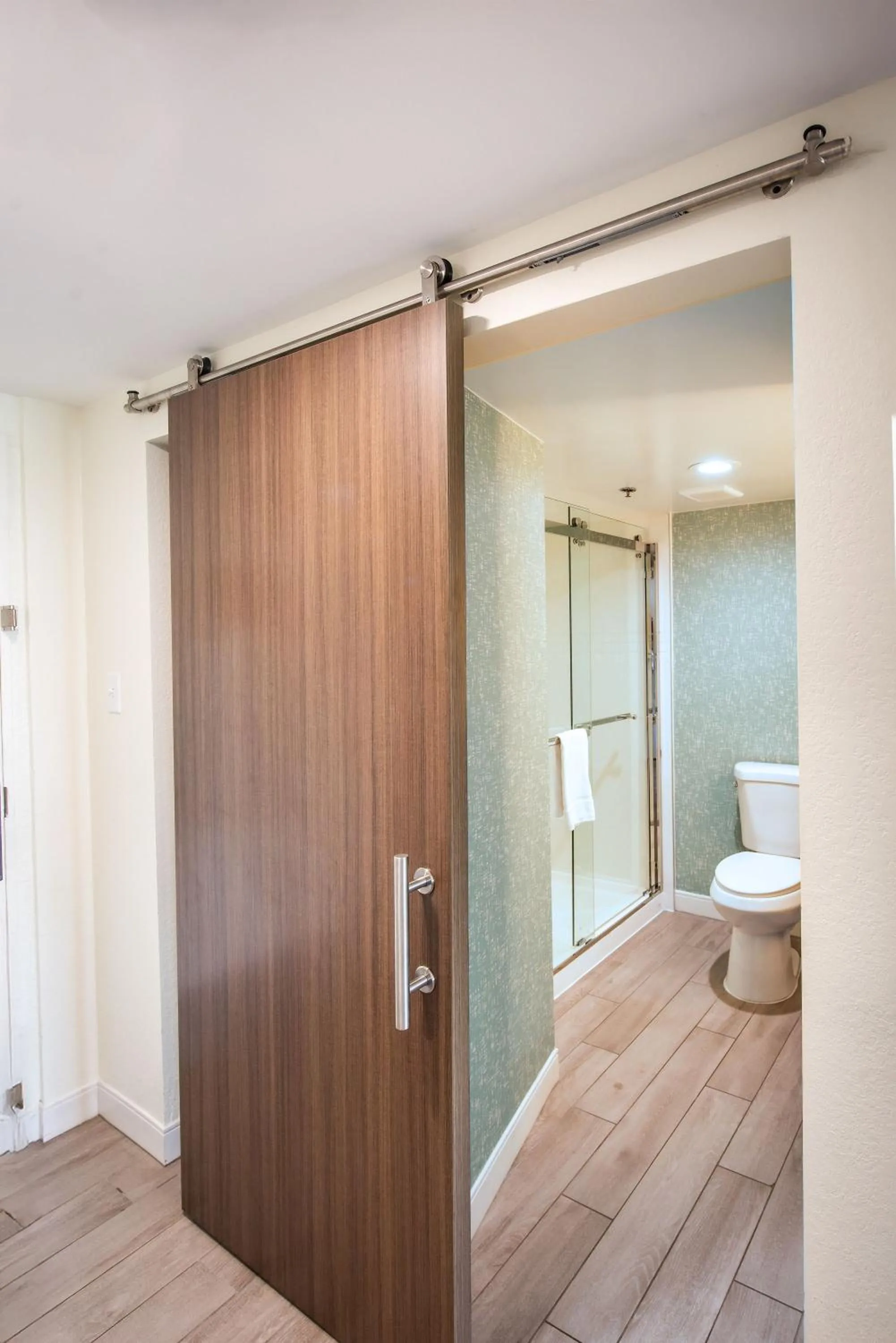 Oceanfront Junior Executive Studio Suite 1 King Bed and Sofabed in Wyndham Virginia Beach Oceanfront