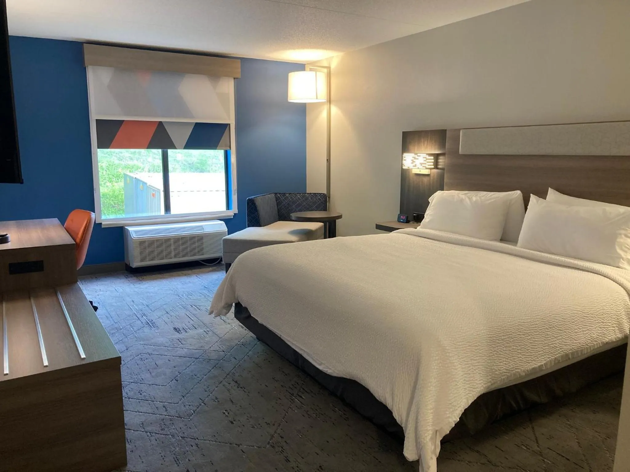 Standard King Room in Holiday Inn Express and Suites Winchester by IHG