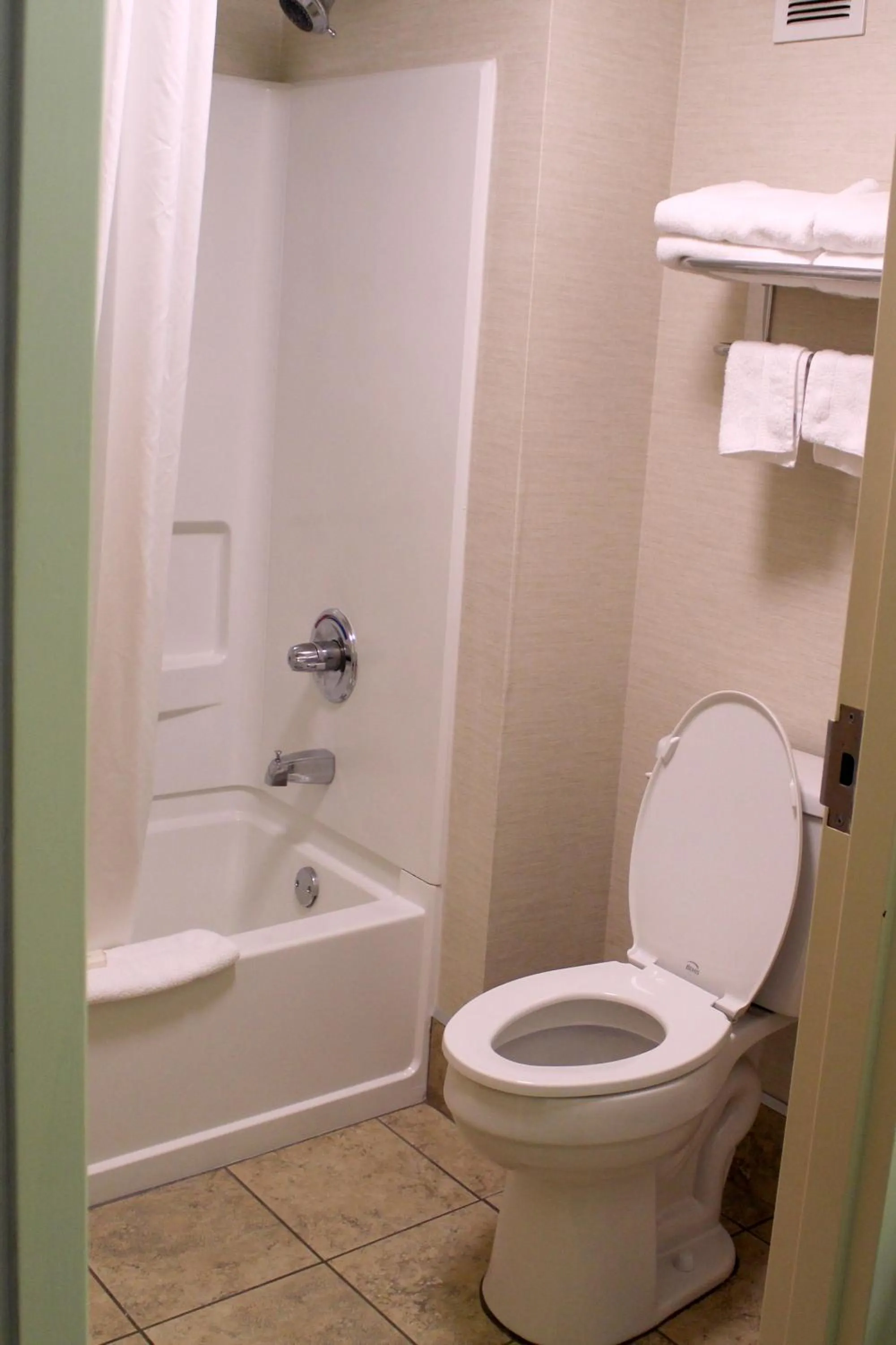 Queen Room - Non-Smoking in Baymont by Wyndham Franklin