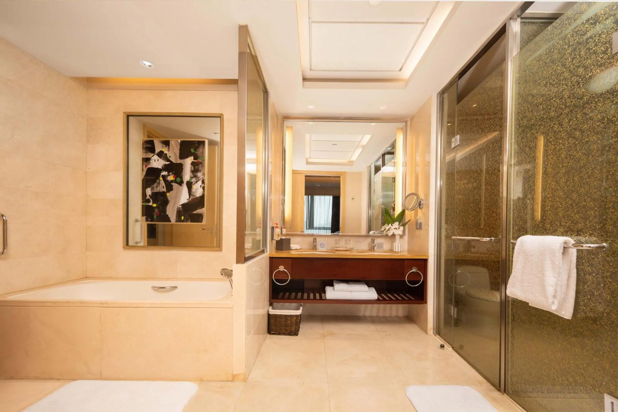 One-Bedroom King Suite in Crowne Plaza Xiangyang by IHG