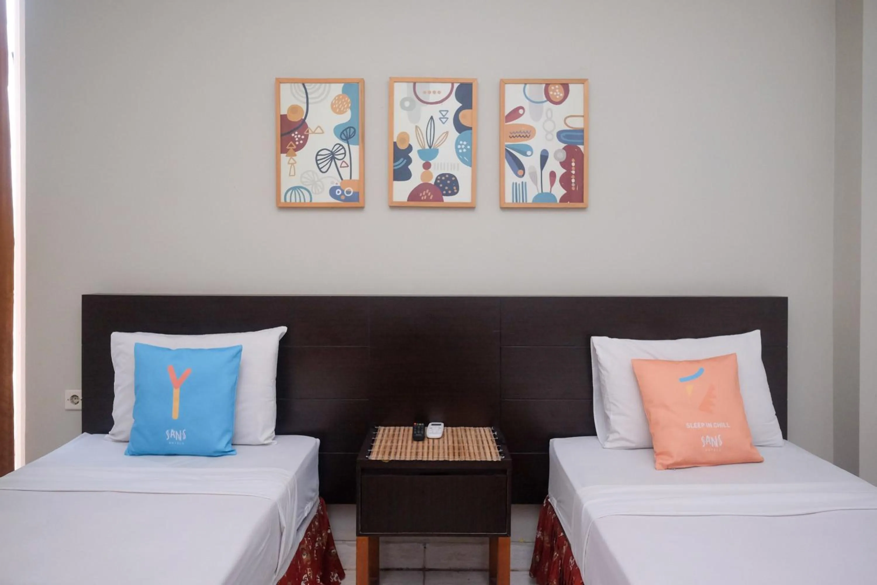 Deluxe Twin Room in Sans Hotel Prime Cailendra Yogyakarta by RedDoorz