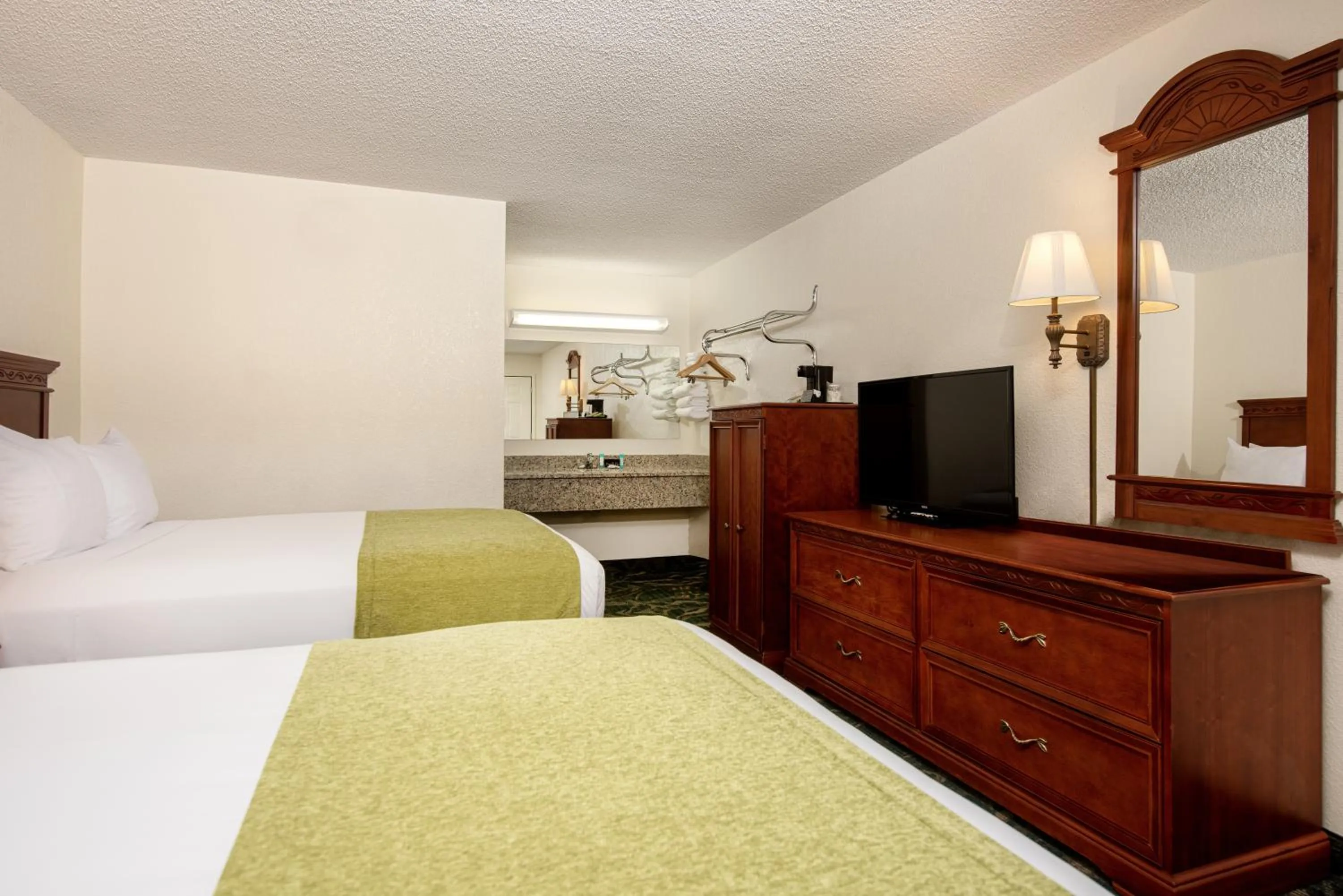 Queen Room with Two Queen Beds - Non-Smoking in Branson's Best