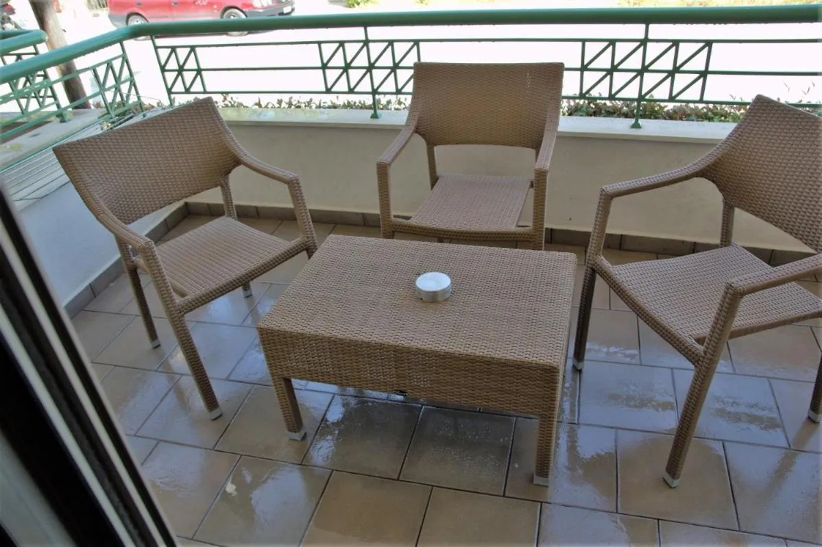 Standard Triple Room in Alexander Inn