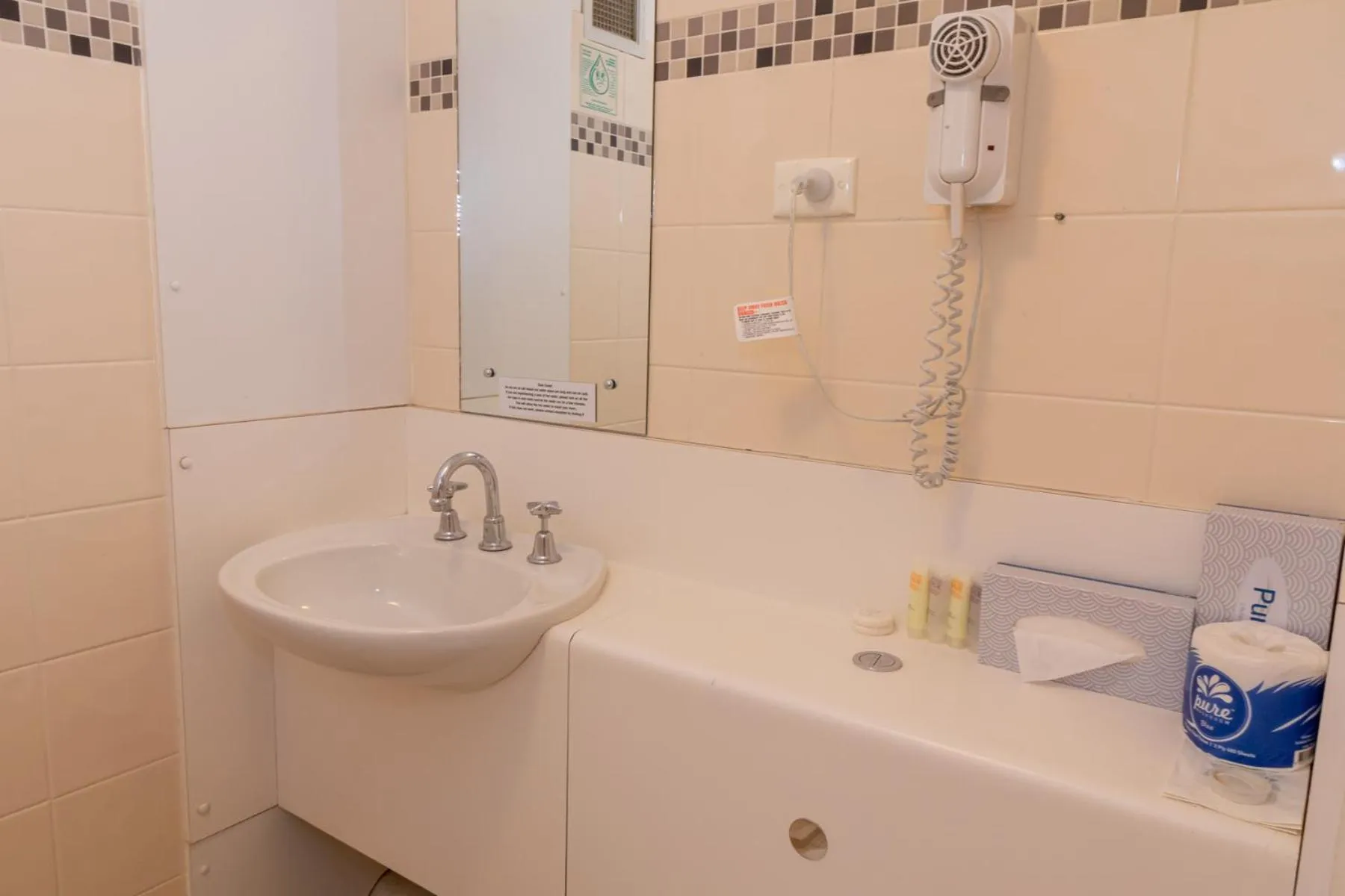 Standard Queen with Free Wifi and Parking in Atrium Hotel Mandurah