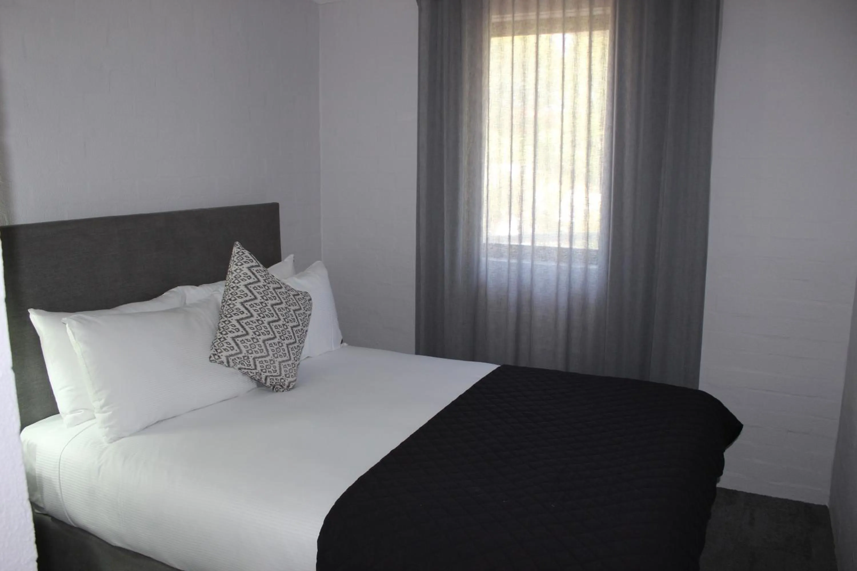 Deluxe One Bedroom with Free Wifi and Parking in Atrium Hotel Mandurah