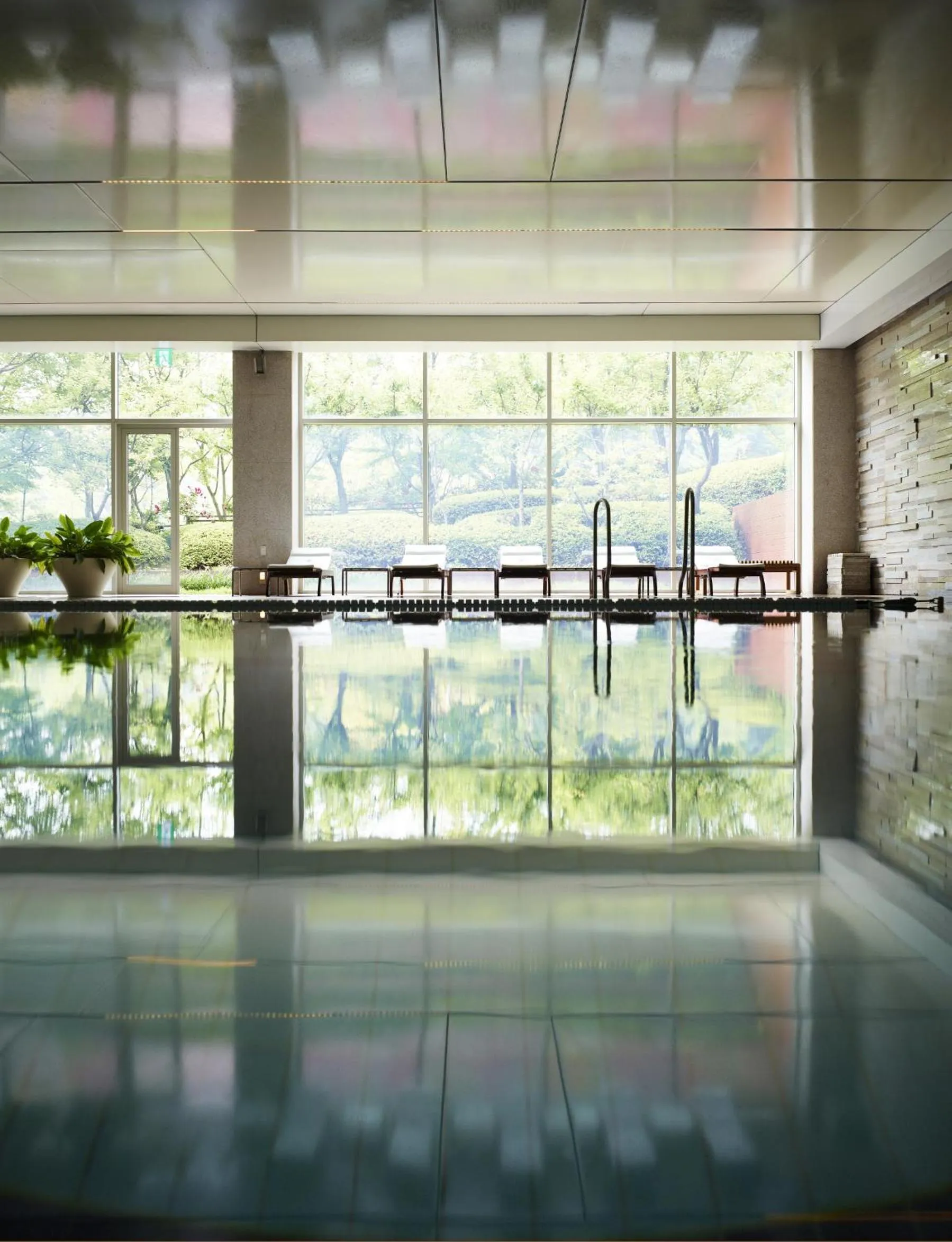 Family Twin Room with Access to Sauna, Pool, Fitness in Rolling Hills Hotel