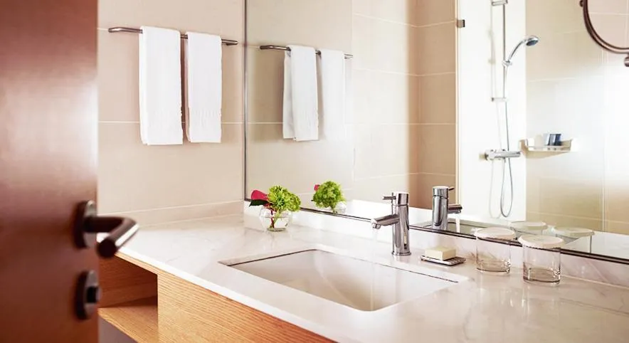 Deluxe King Room with Access to Sauna, Pool, Fitness in Rolling Hills Hotel