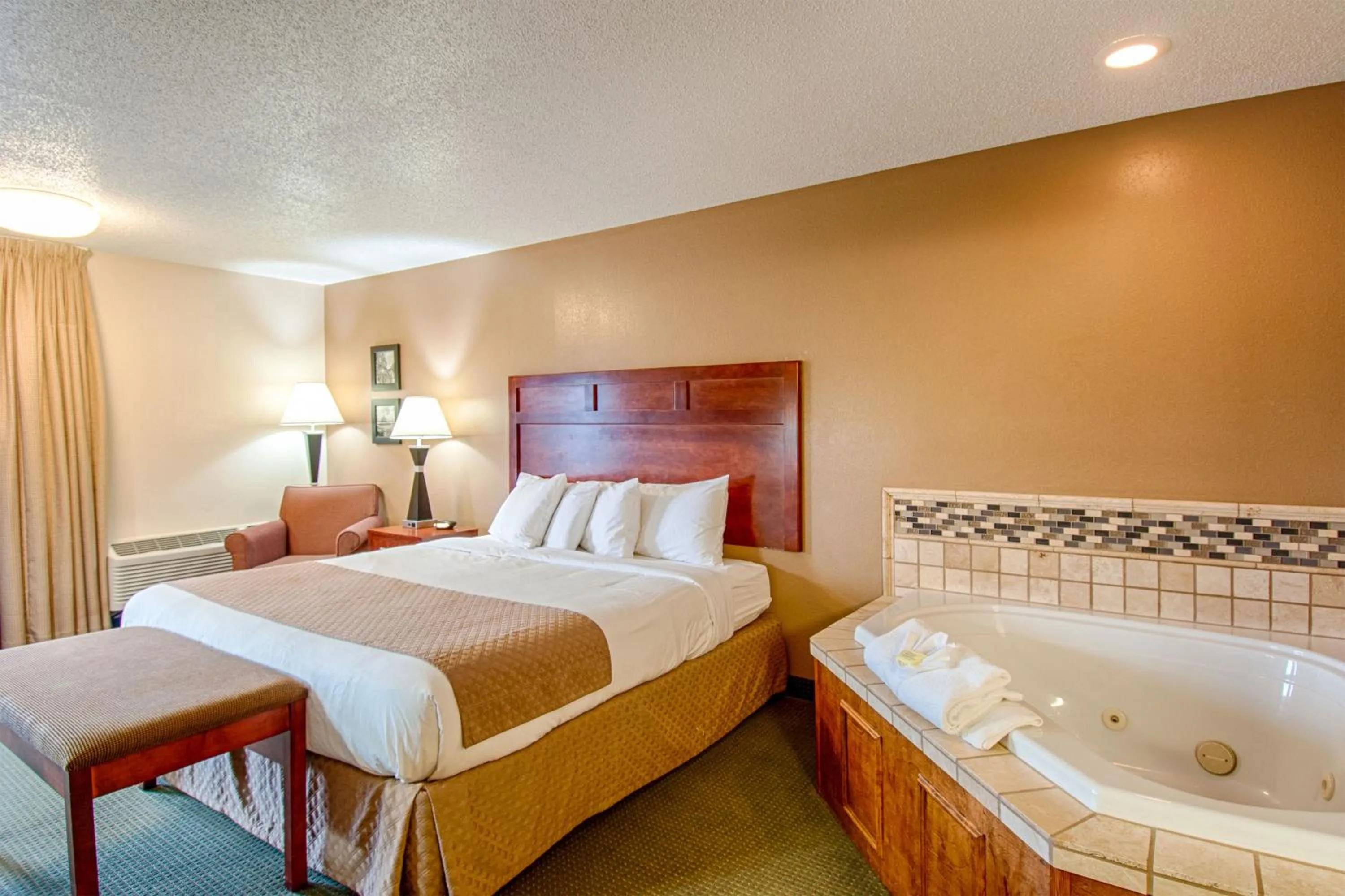 King Room with Jacuzzi and Fireplace in Park Tower Inn