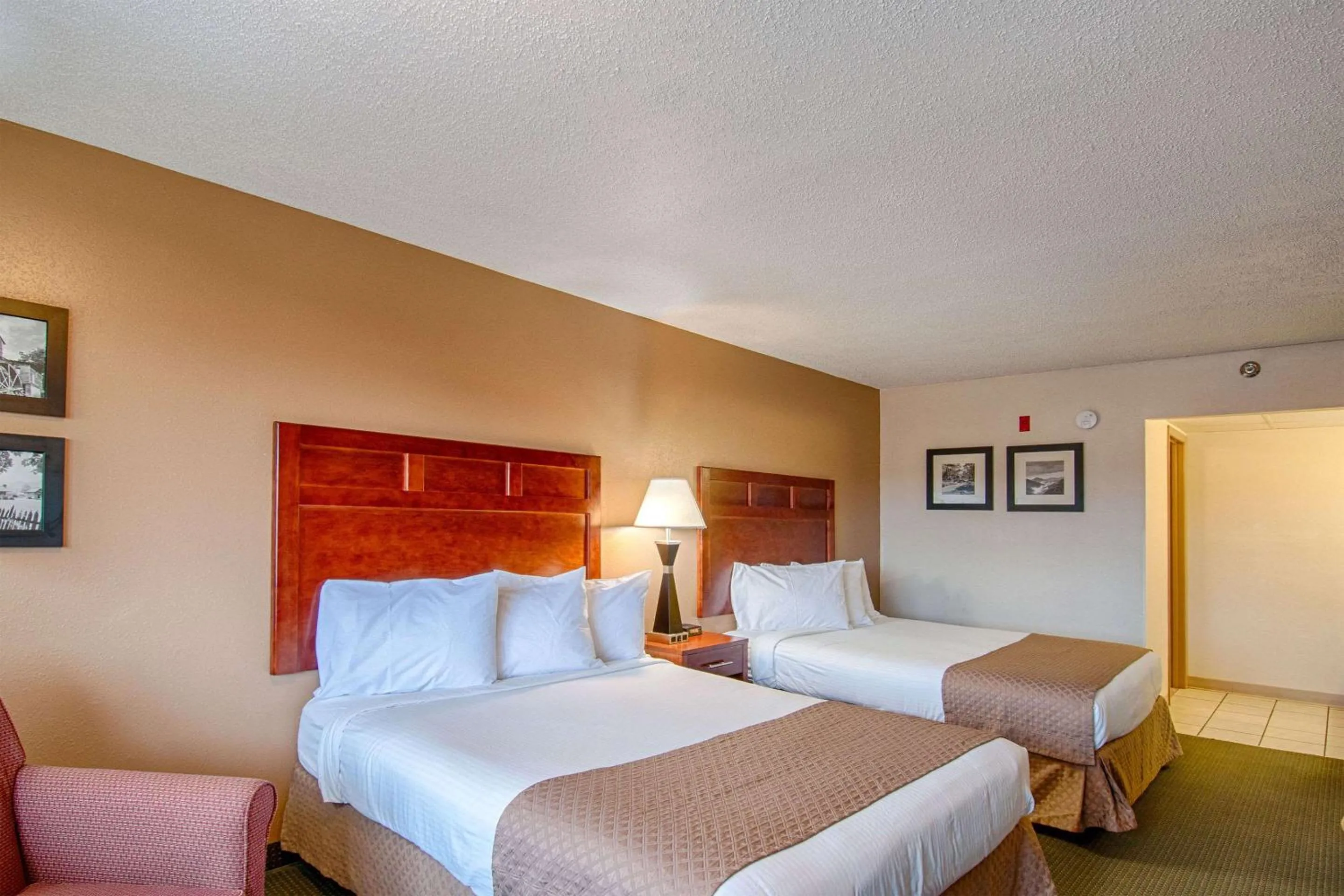 King Suite with King Bed Two Queen Beds and Sofa bed - Non Smoking in Park Tower Inn