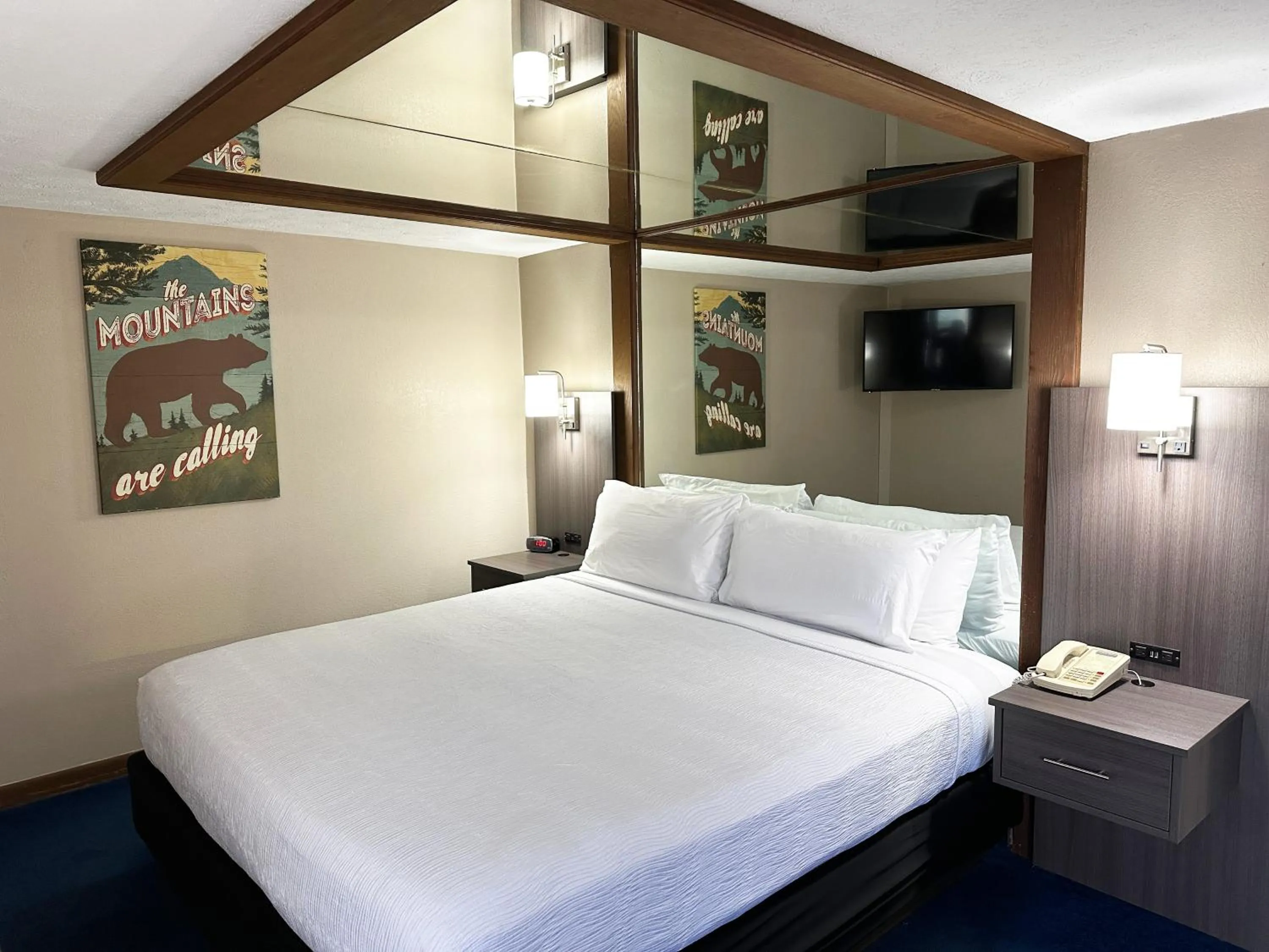 Queen Suite with Spa Bath - No Pets in Sidney James Mountain Lodge