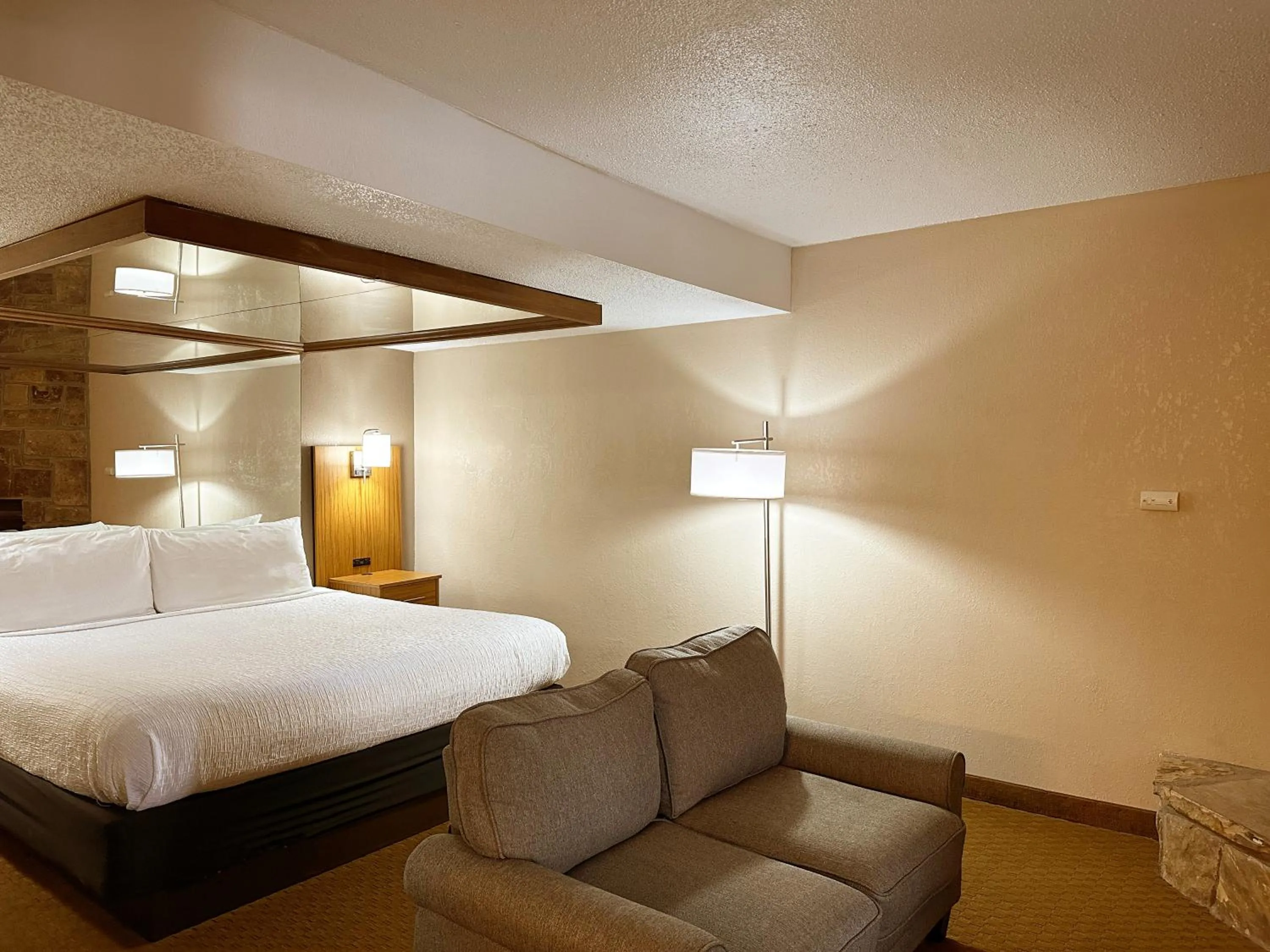 King Suite with Spa Bath - No Pets in Sidney James Mountain Lodge