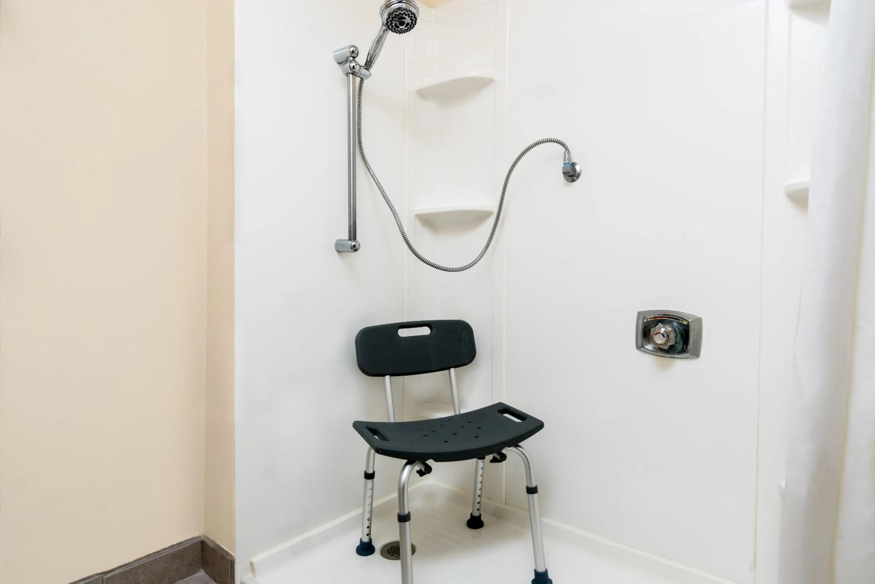 King Room - Disability Access/Non-Smoking in Super 8 by Wyndham Rochester Mayo Clinic Area