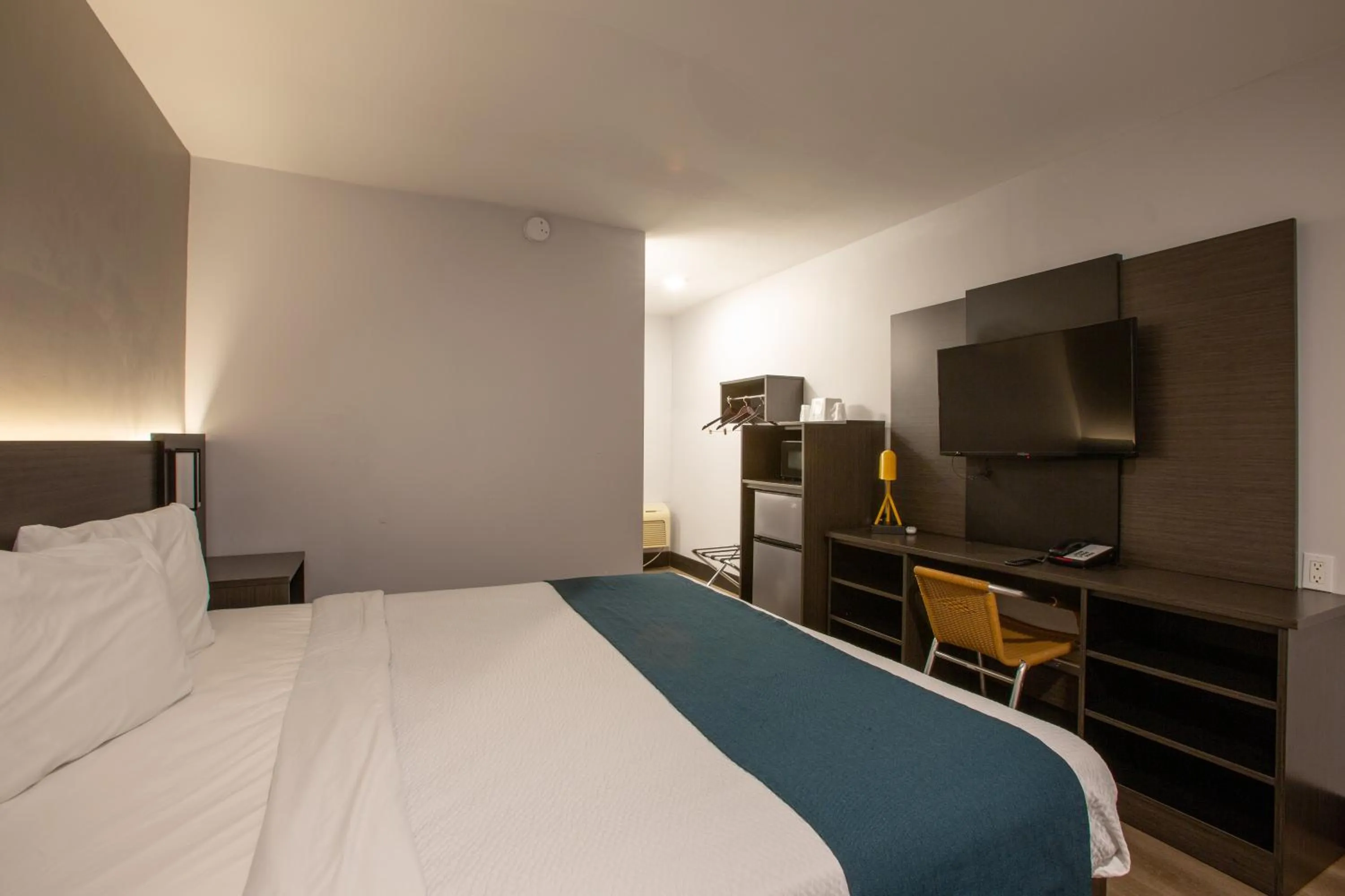 King Room - Non-Smoking in Motel 6 Williams AZ Downtown Grand Canyon