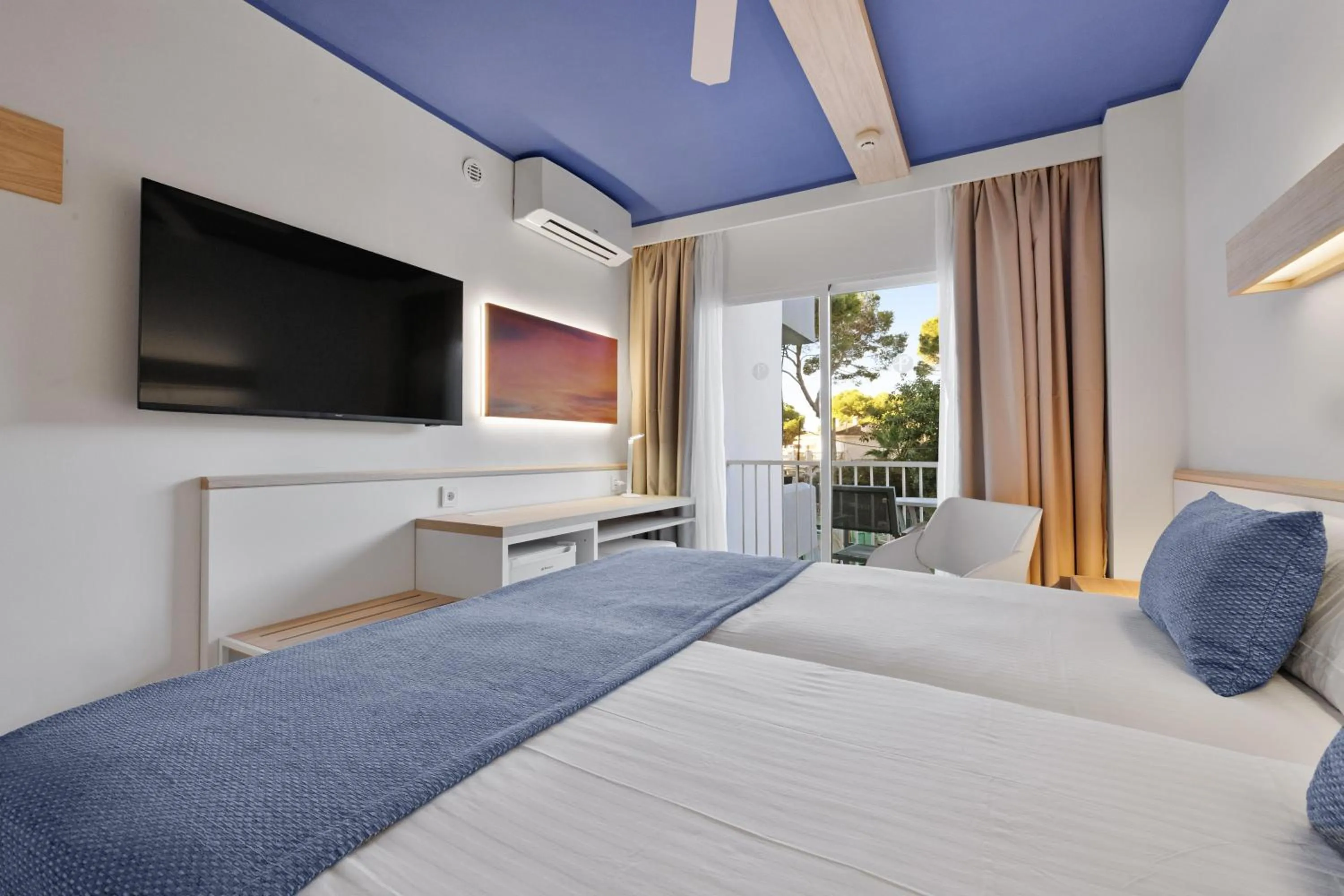 Double Room with Pool View in Hotel Pabisa Sofia