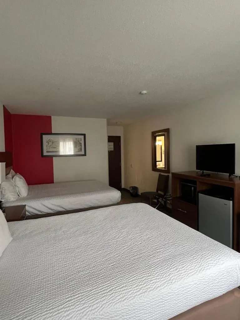 Queen Room with Two Queen Beds - Non-Smoking in Ramada by Wyndham Effingham