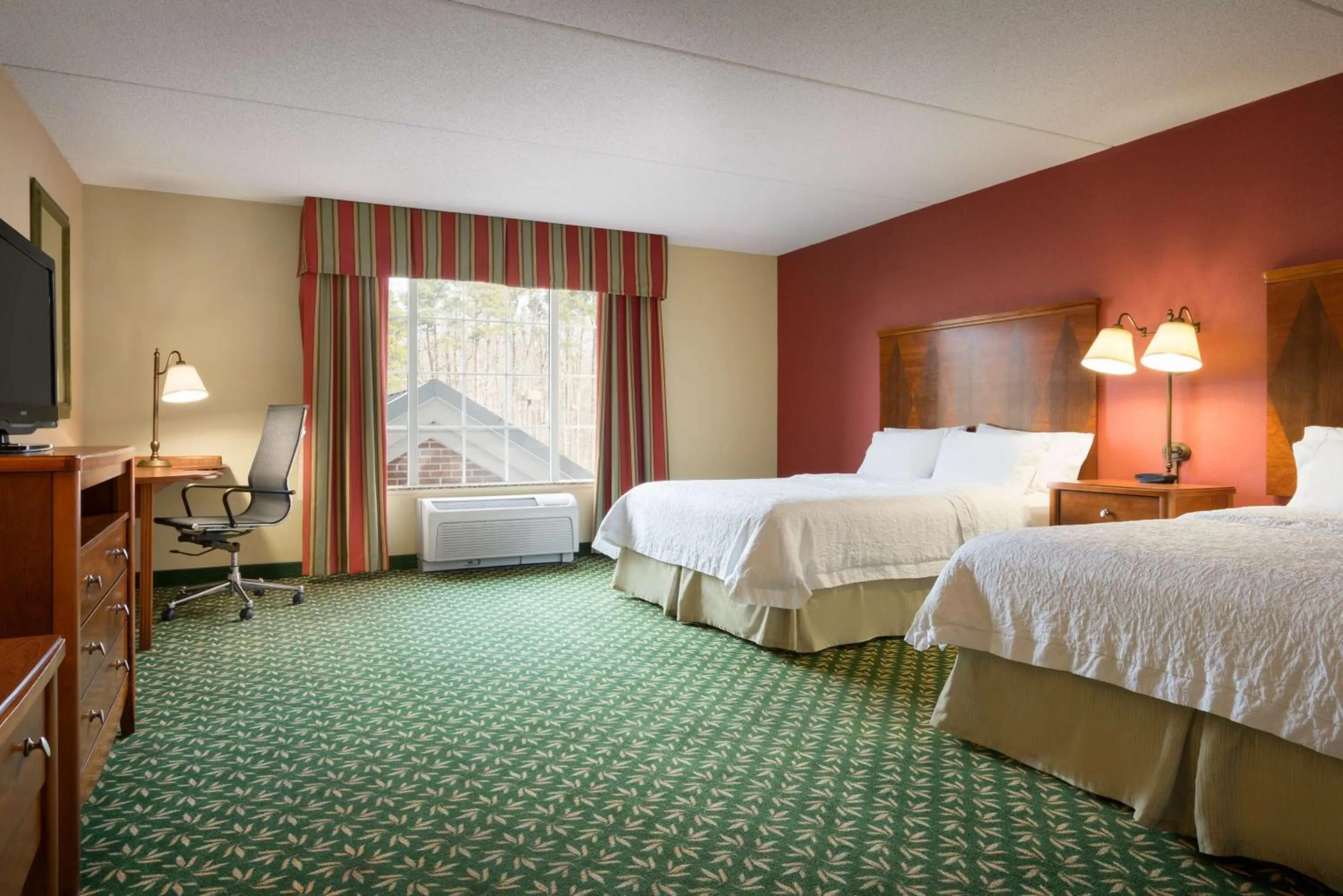 Queen Room with Two Queen Beds - Mobility and Hearing Access/Non-Smoking in Hampton Inn & Suites Williamsburg-Central