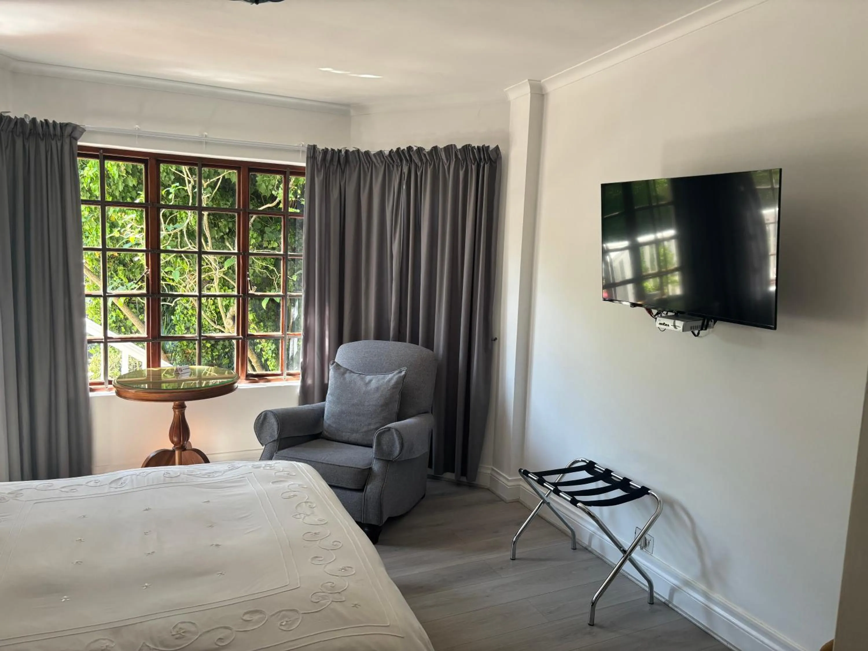 Superior Queen Room - single occupancy in Edenwood House