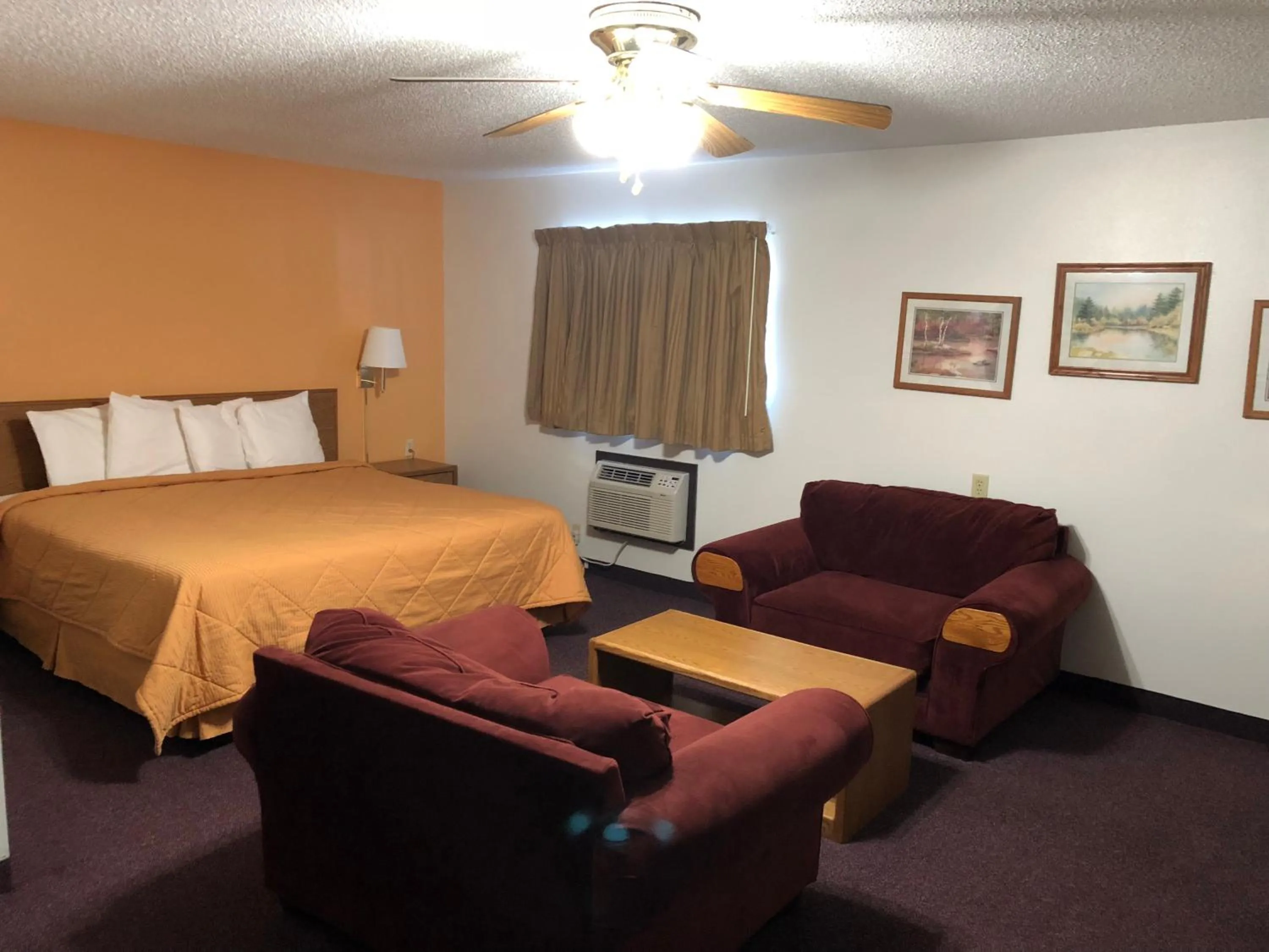 Deluxe King Room in Americas Best Value Inn and Suites Sidney