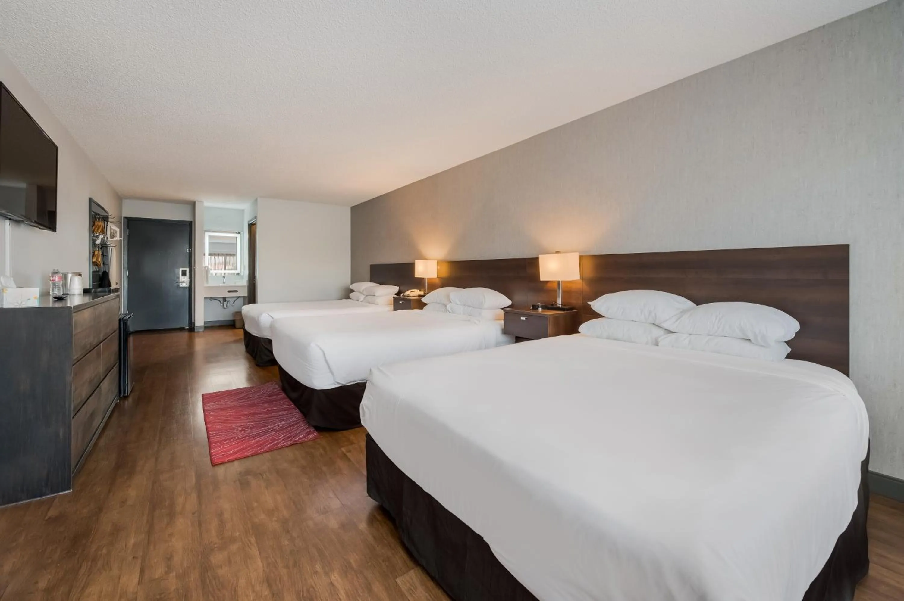 Standard Triple Room in Red Lion Inn & Suites Ontario
