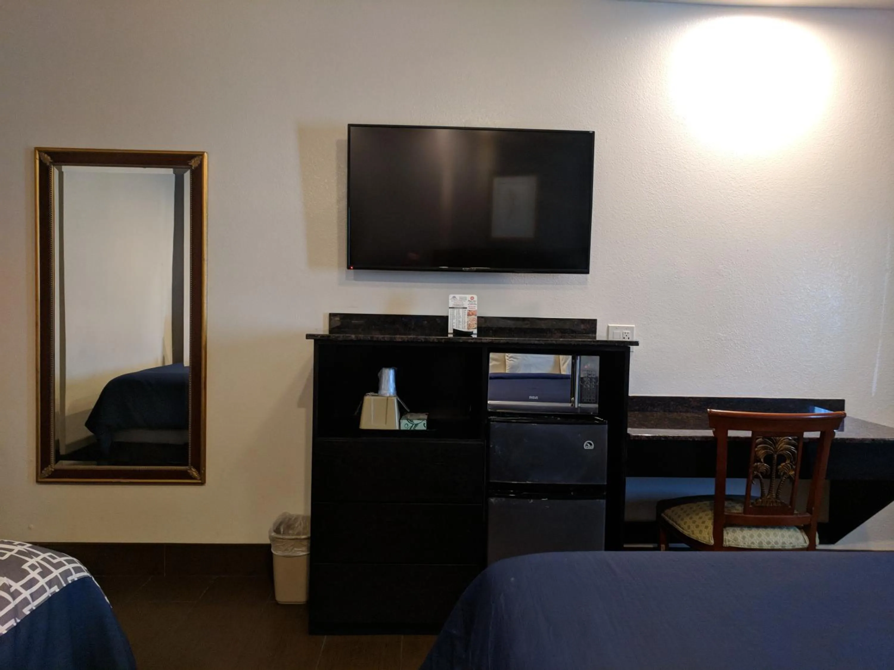 Queen Room with Two Queen Beds - Smoking in Americas Best Value Inn - Brownsville