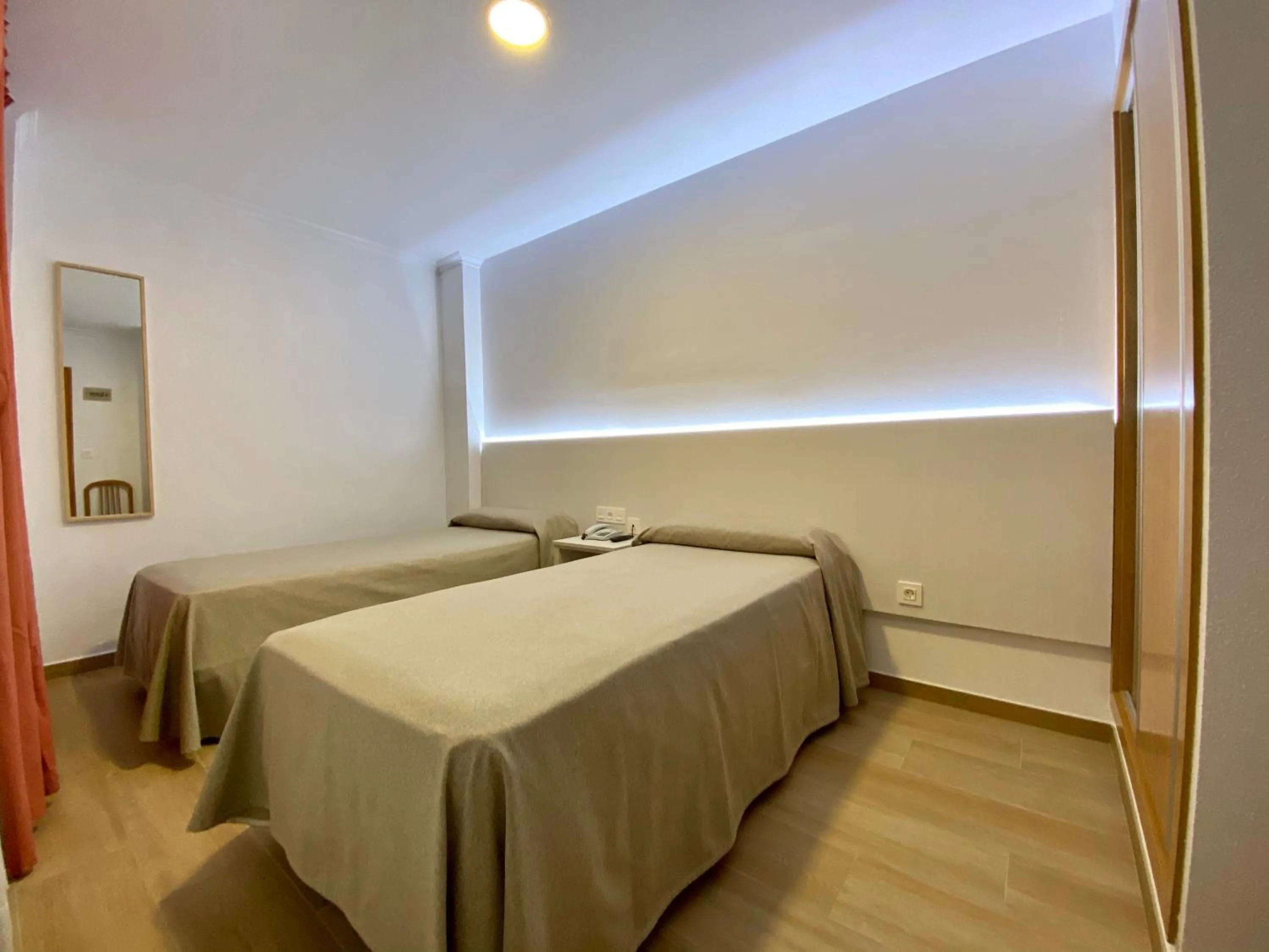 Twin Room in Hostal Pensimar