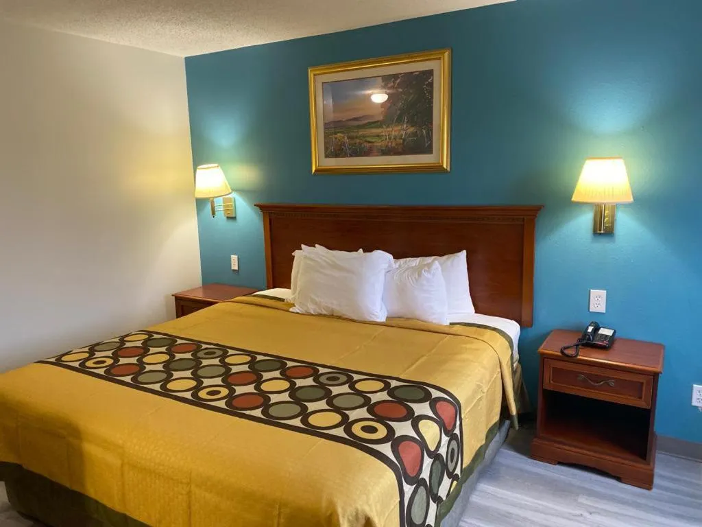 King Room - Smoking  in Americas Best Value Inn West Frankfort