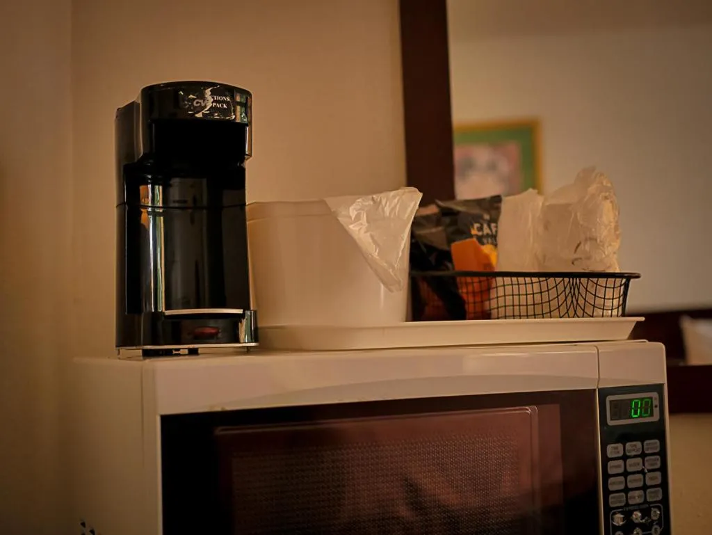 One Queen Bed Smoking in Americas Best Value Inn - Chico