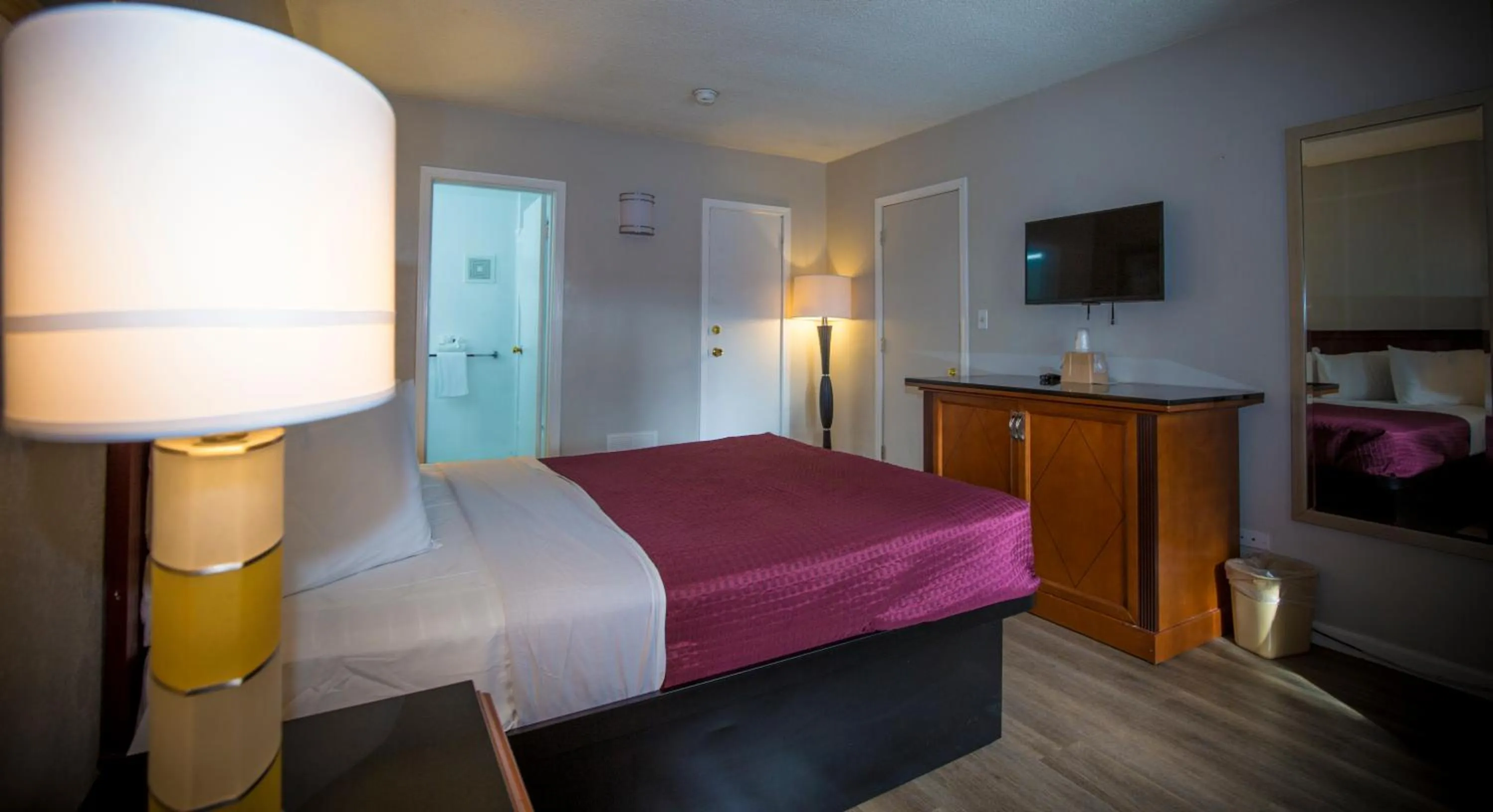 One Queen Bed Non-Smoking in Americas Best Value Inn - Chico