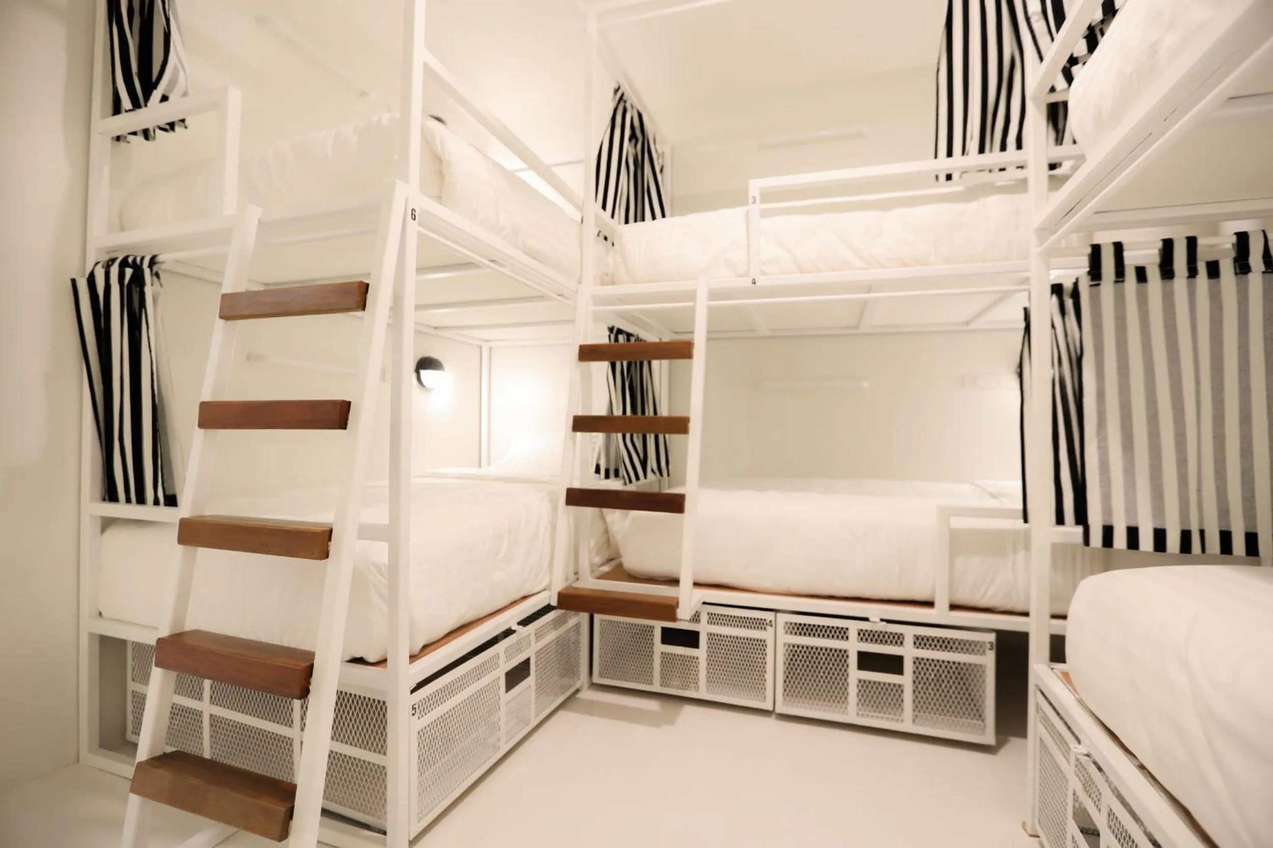 6 Beds in mix dorm superior in Hostel Lullaby Non-Smoking