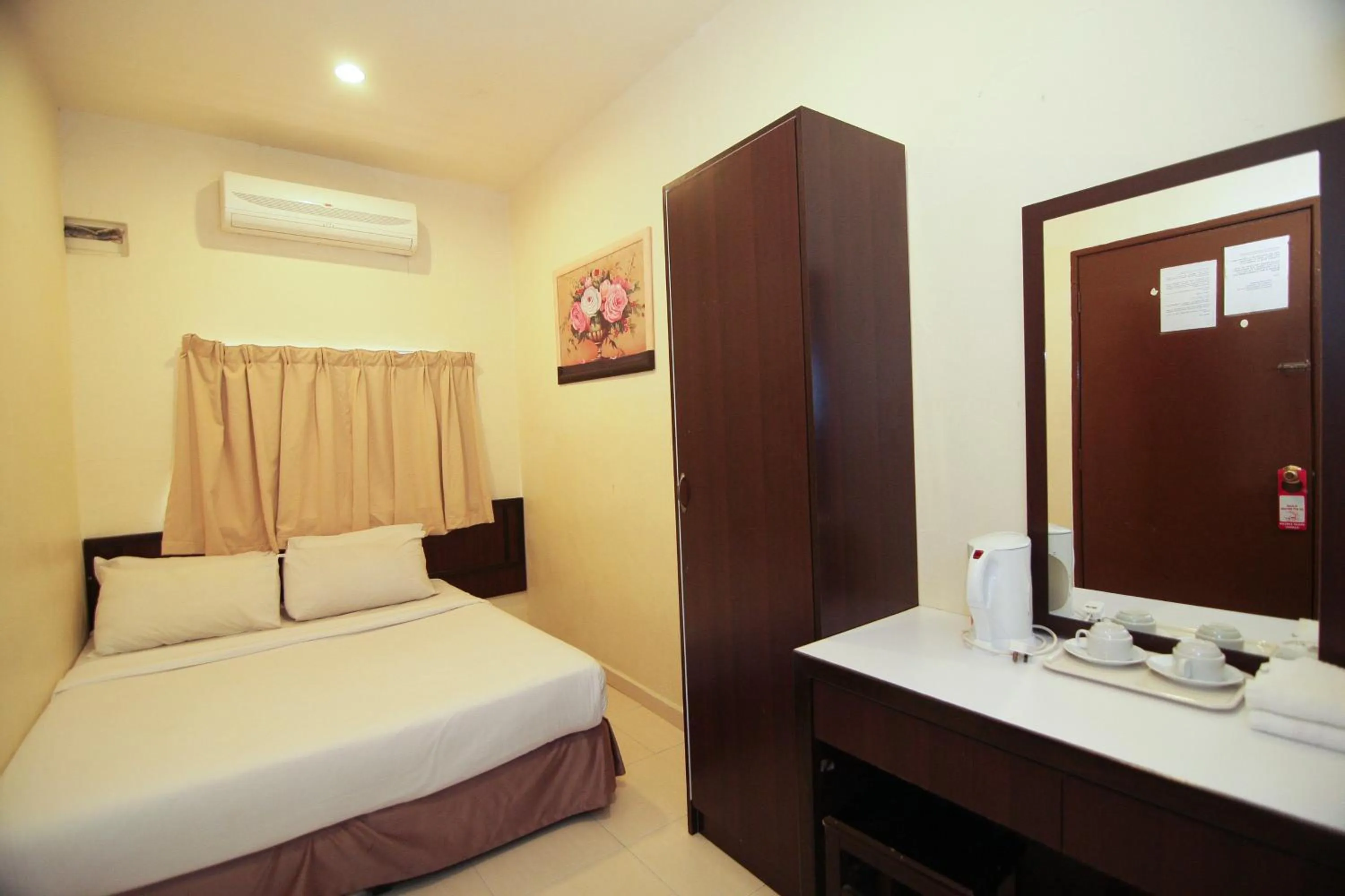 Bunga Raya Standard Double Room in Anggerik Lodging