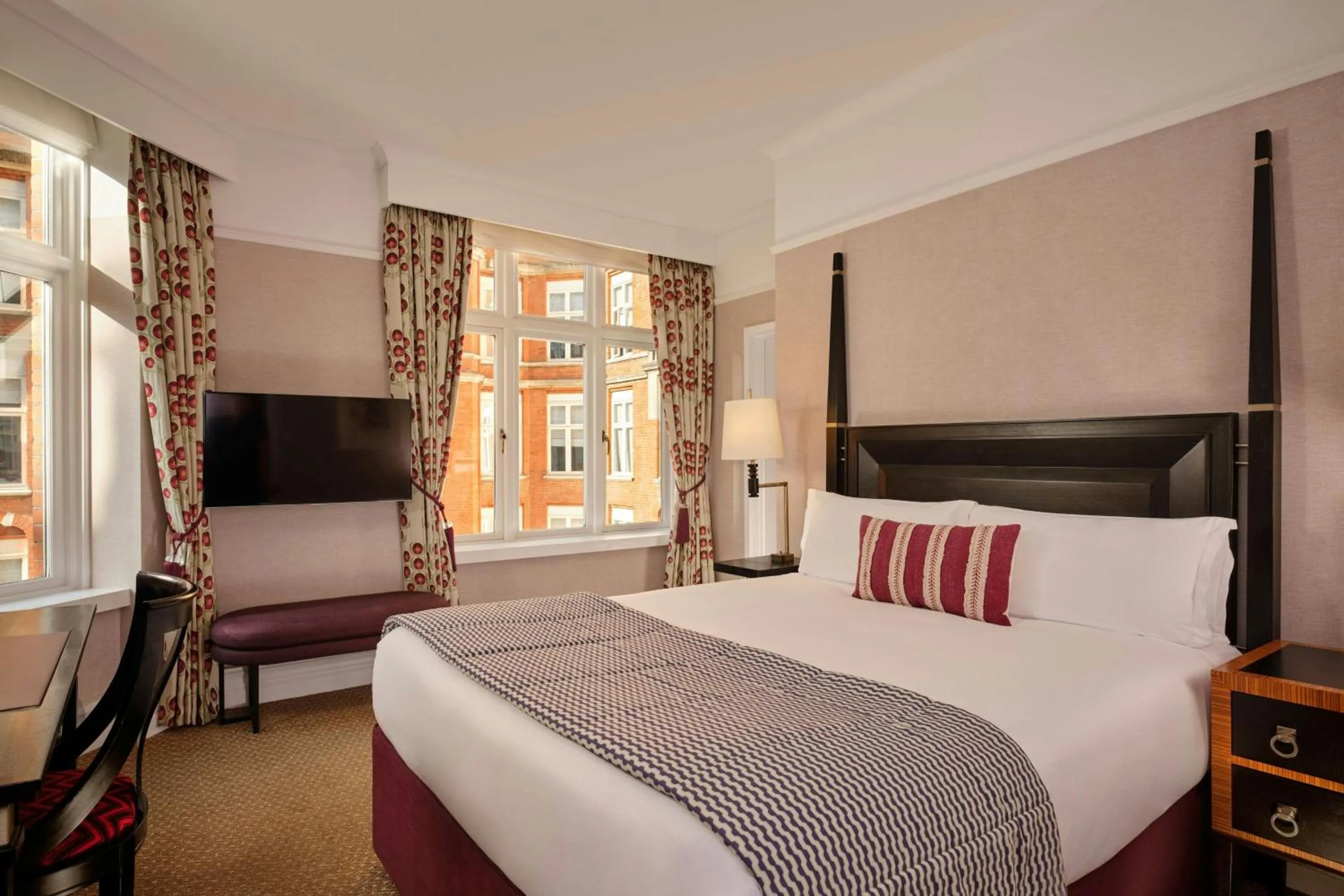 Guest Room, Guest room, 1 Queen in St. Ermin's Hotel, Autograph Collection