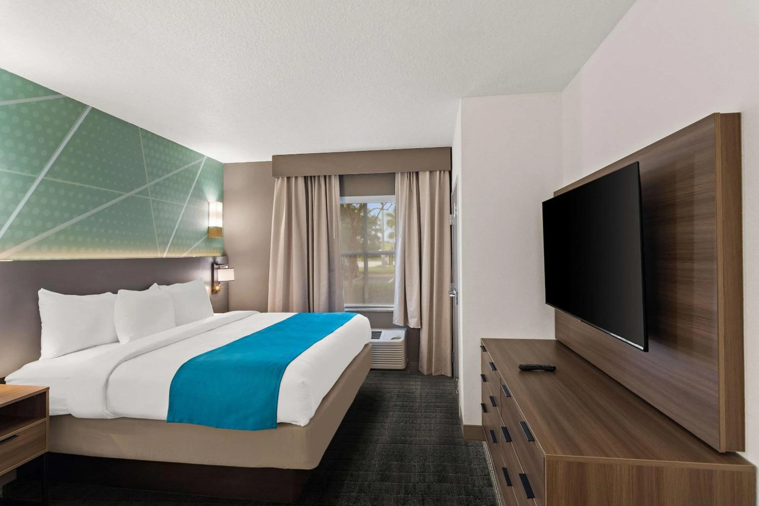 King Suite with Sofa Bed in Comfort Suites Vero Beach I-95