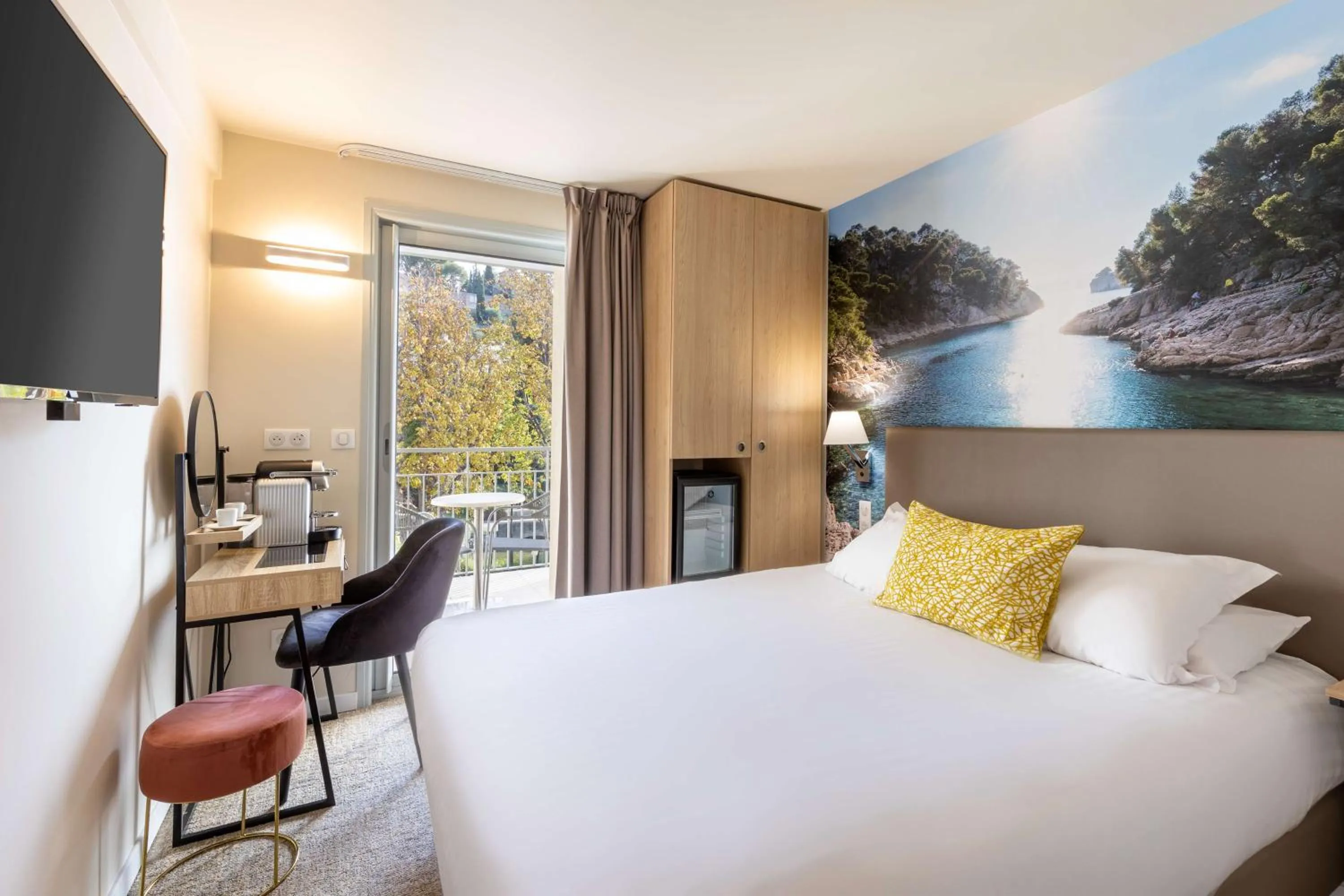 Superior Queen Room with Balcony and Garden View in Best Western Hotel & SPA Coeur De Cassis