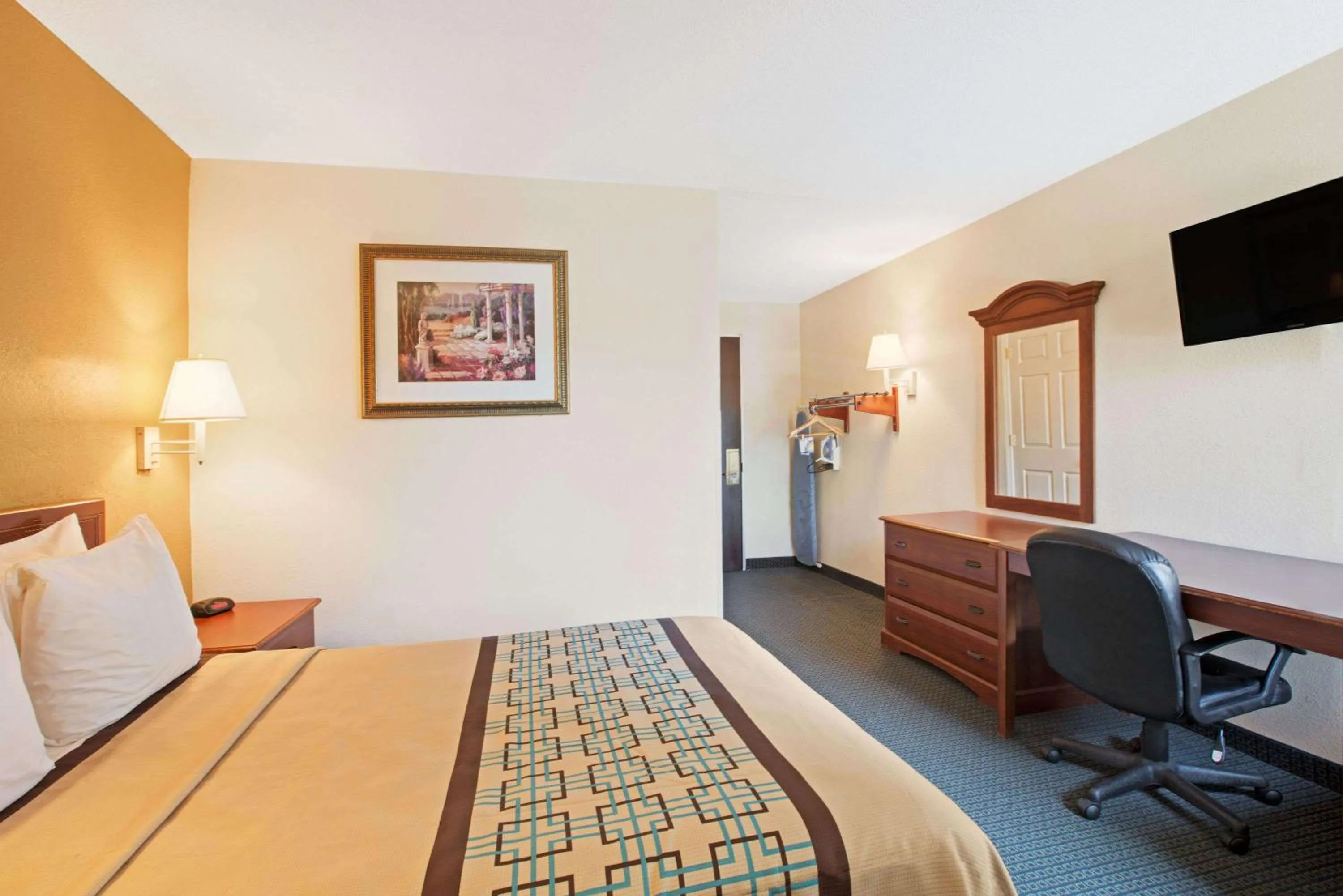 Deluxe Double Room with Two Double Beds - Non-Smoking in Days Inn by Wyndham Charlotte/Woodlawn Near Carowinds
